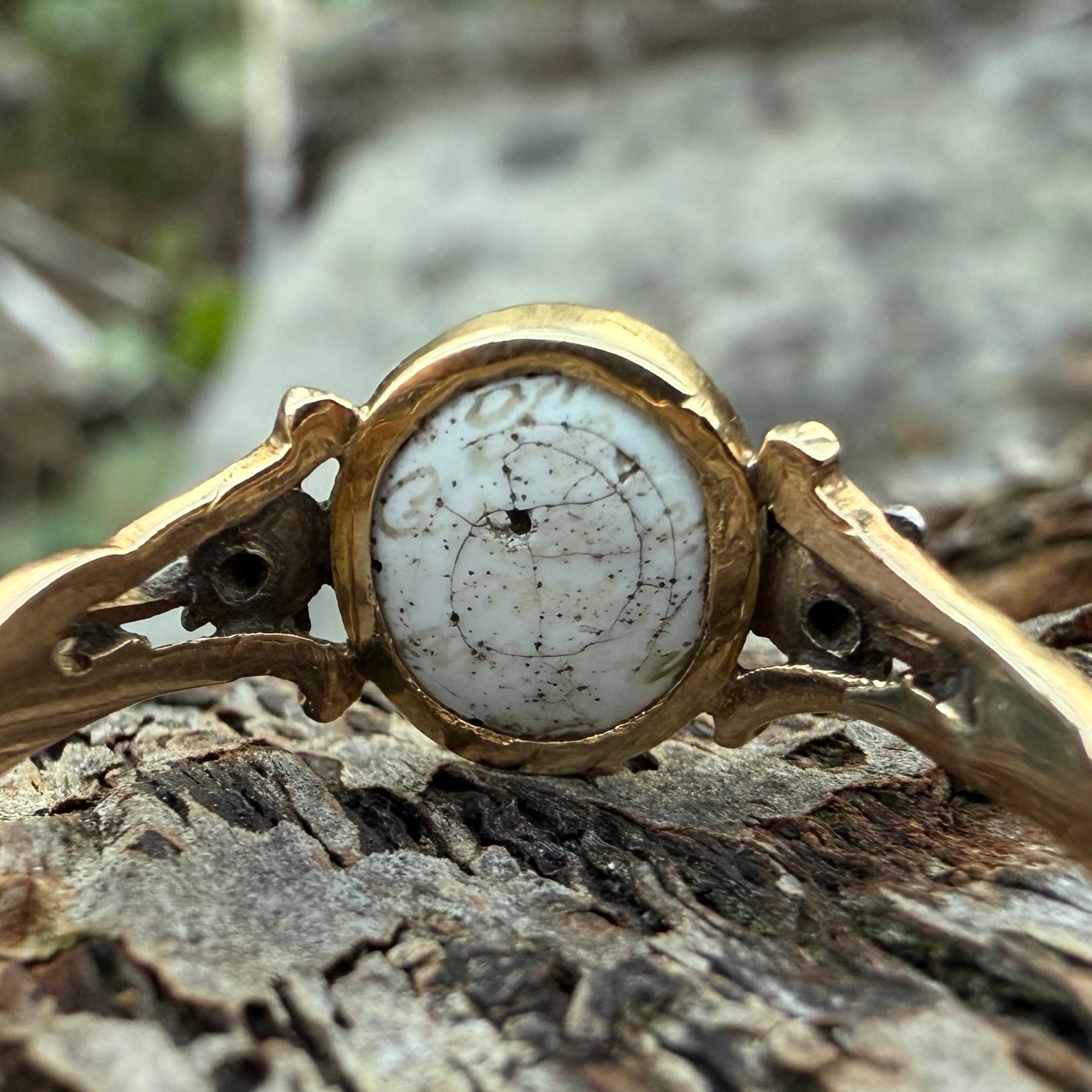 Anillo de Mascarada que Oculta la Inscripción de un Amante. Europa Occidental, hacia 1760. en venta 2