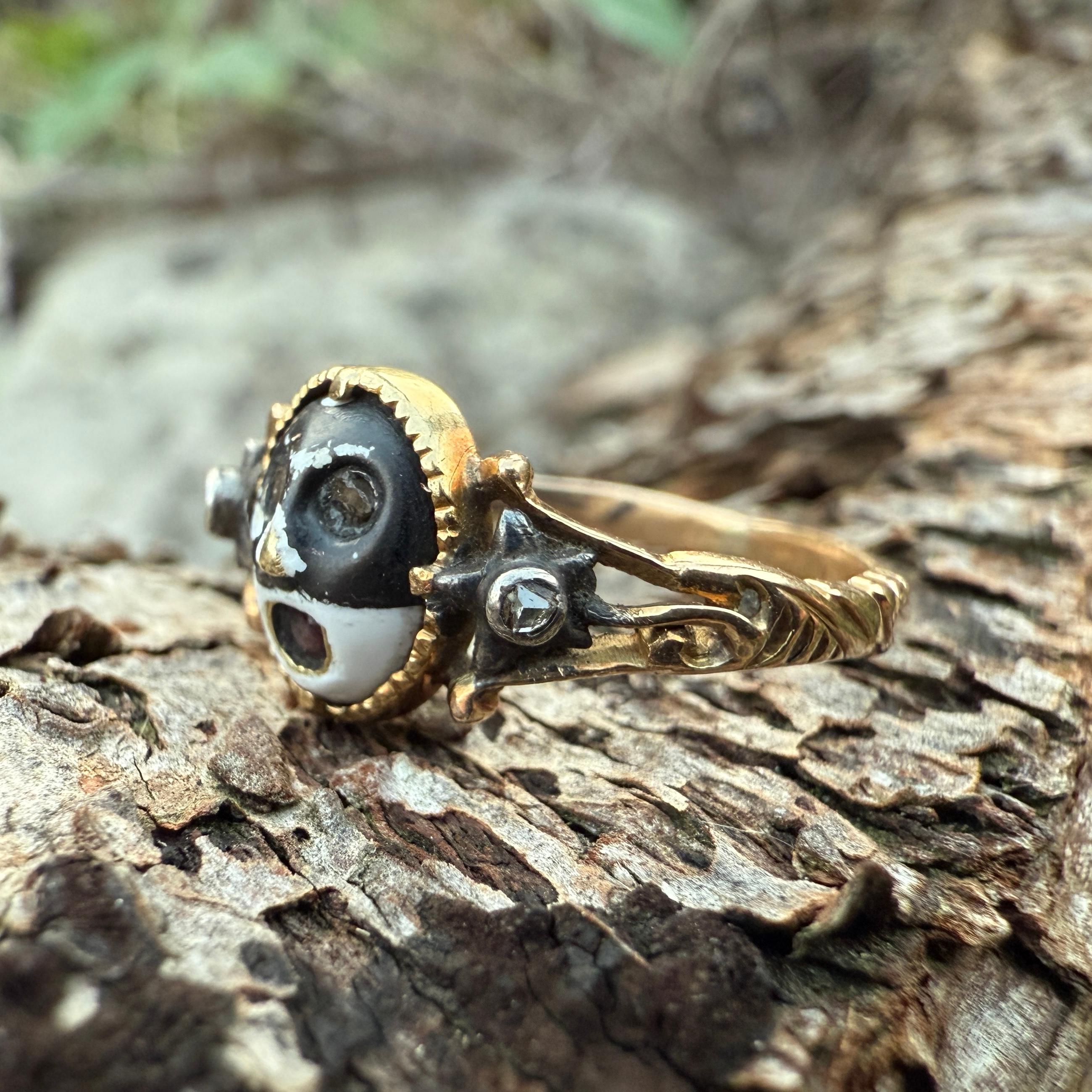 Anillo de Mascarada que Oculta la Inscripción de un Amante. Europa Occidental, hacia 1760. en venta 3