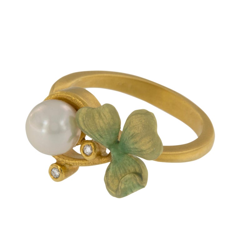 From the Springtime Collection;
Light, colour, happiness, celebration. The essence of springtime in a delightful collection where clover plays the leading role, accompanied by magnificent diamonds. This 18kyg eloquent ring with “basse taille” fired