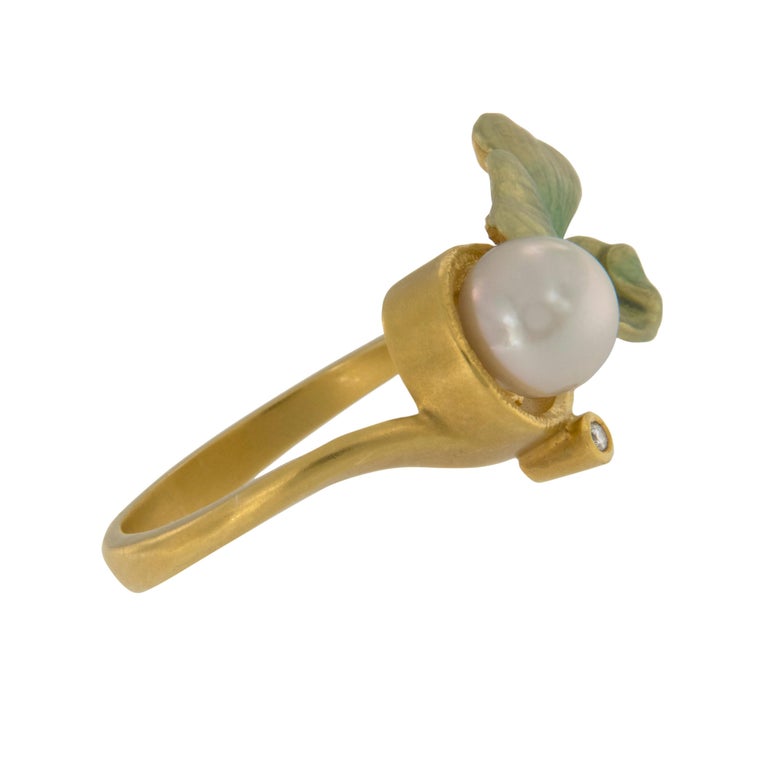 Round Cut Masriera 18 Karat Yellow Gold Base Taille Enamel Shamrock Pearl & Diamond Ring For Sale