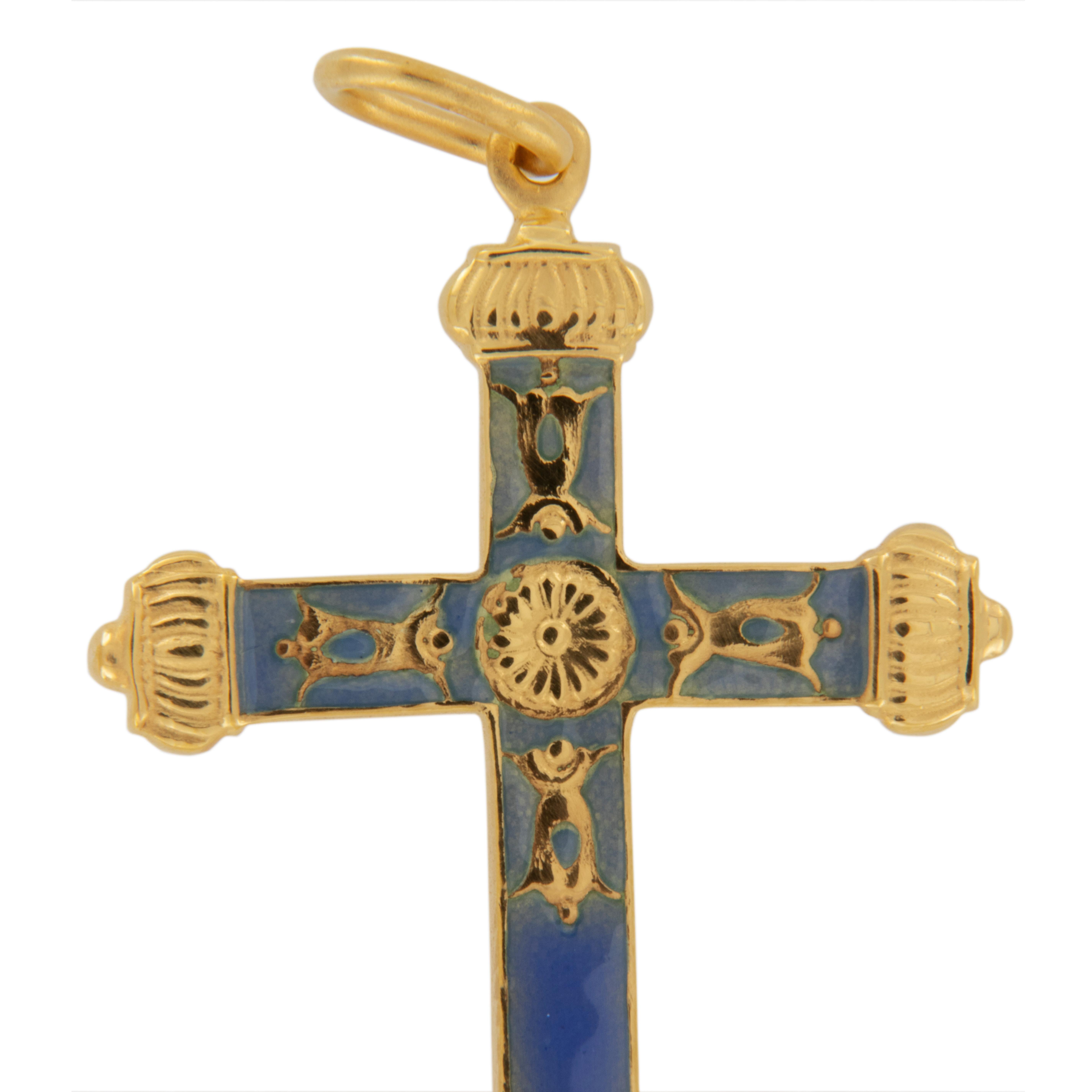 Fabriqué en Espagne par la société Masriera, de renommée mondiale, spécialisée dans l'Art Nouveau et les techniques d'émail cuit - ce pendentif en forme de croix en or jaune 18 carats 
