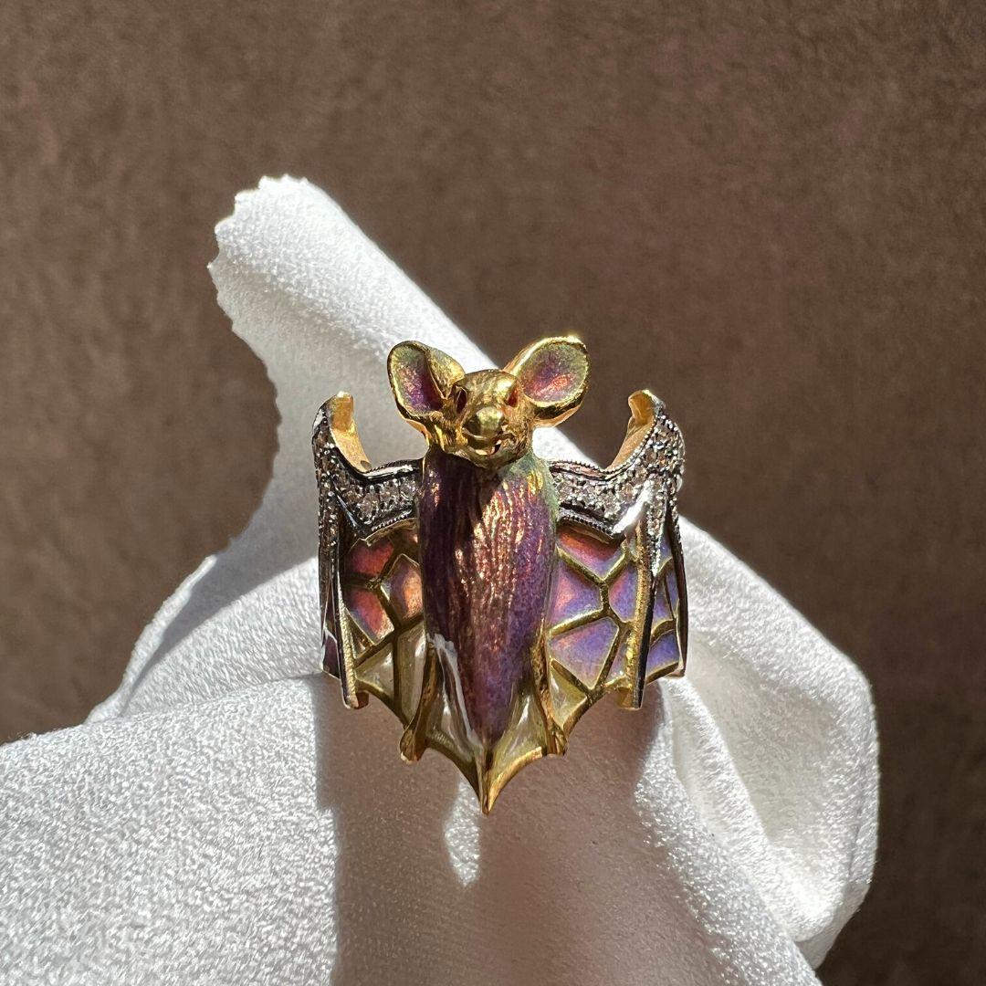 Masriera 18K Yellow Gold Flight at Night Bat Ring.

18K Yellow Gold Ring with “Plique-à-Jour” and “Basse Taille” Fired Enamel and 38 Brilliant Cut Diamonds 0.20 ct.

- 18K Yellow Gold
- Diamonds (38) 0.20 carat total weight
- G in Color
- VS in