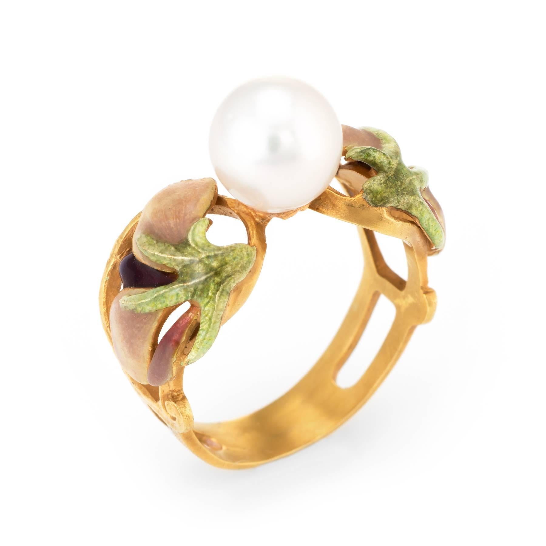 Elegant estate Masriera ring, crafted in 18 karat yellow gold. 

Centrally mounted cultured pearl measures 8mm. The pearl is lustrous with a thick nacre and shows a lovely rose overtone. The enamel is in excellent condition and free of cracks or