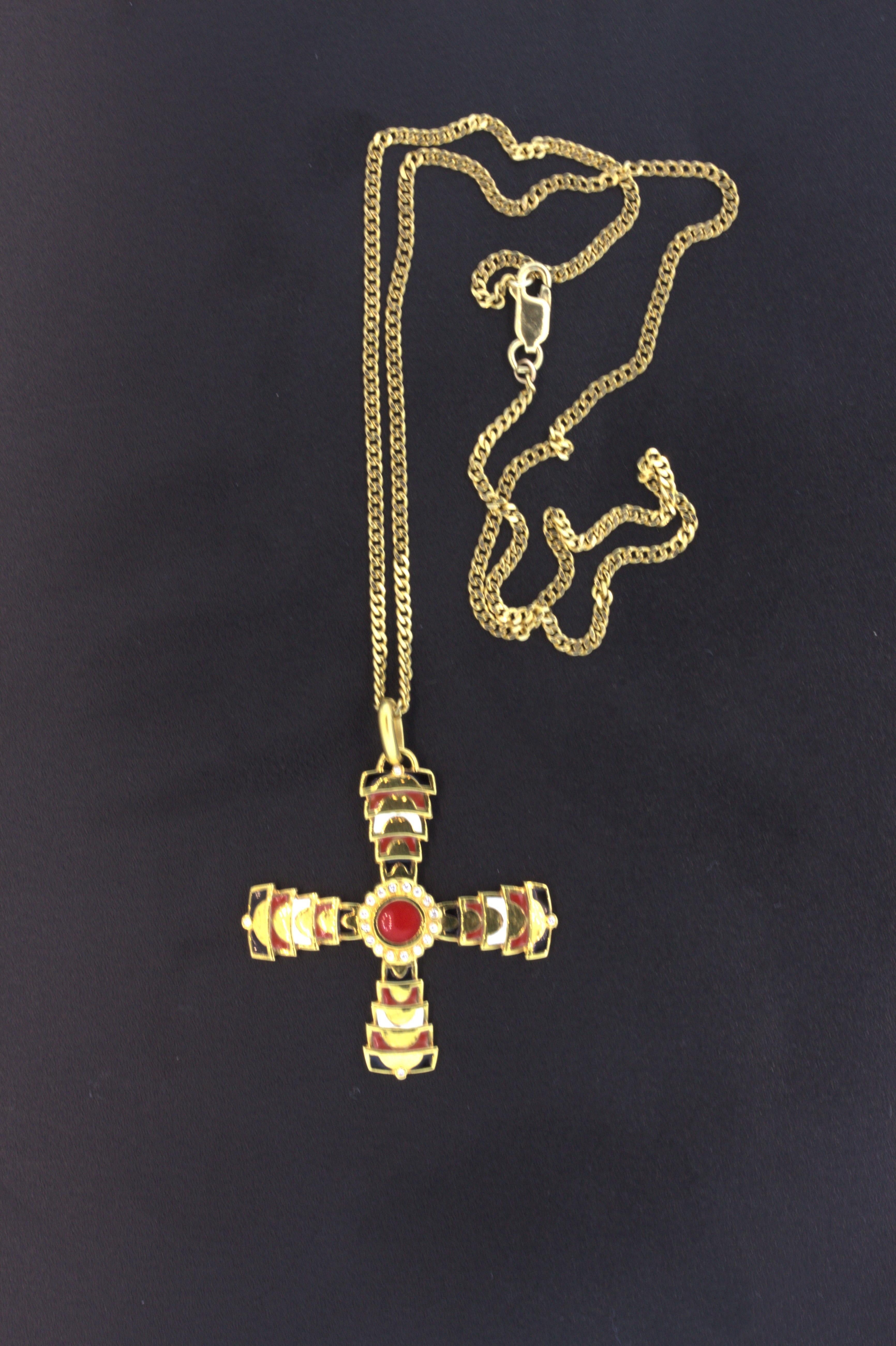 Un pendentif chic et élégant de la designer Masriera, basée à Barcelone. Le pendentif présente un émail peint à la main, coloré et détaillé, qui donne à la pièce un grand contraste de couleurs, ainsi que 20 diamants ronds de taille brillant sertis