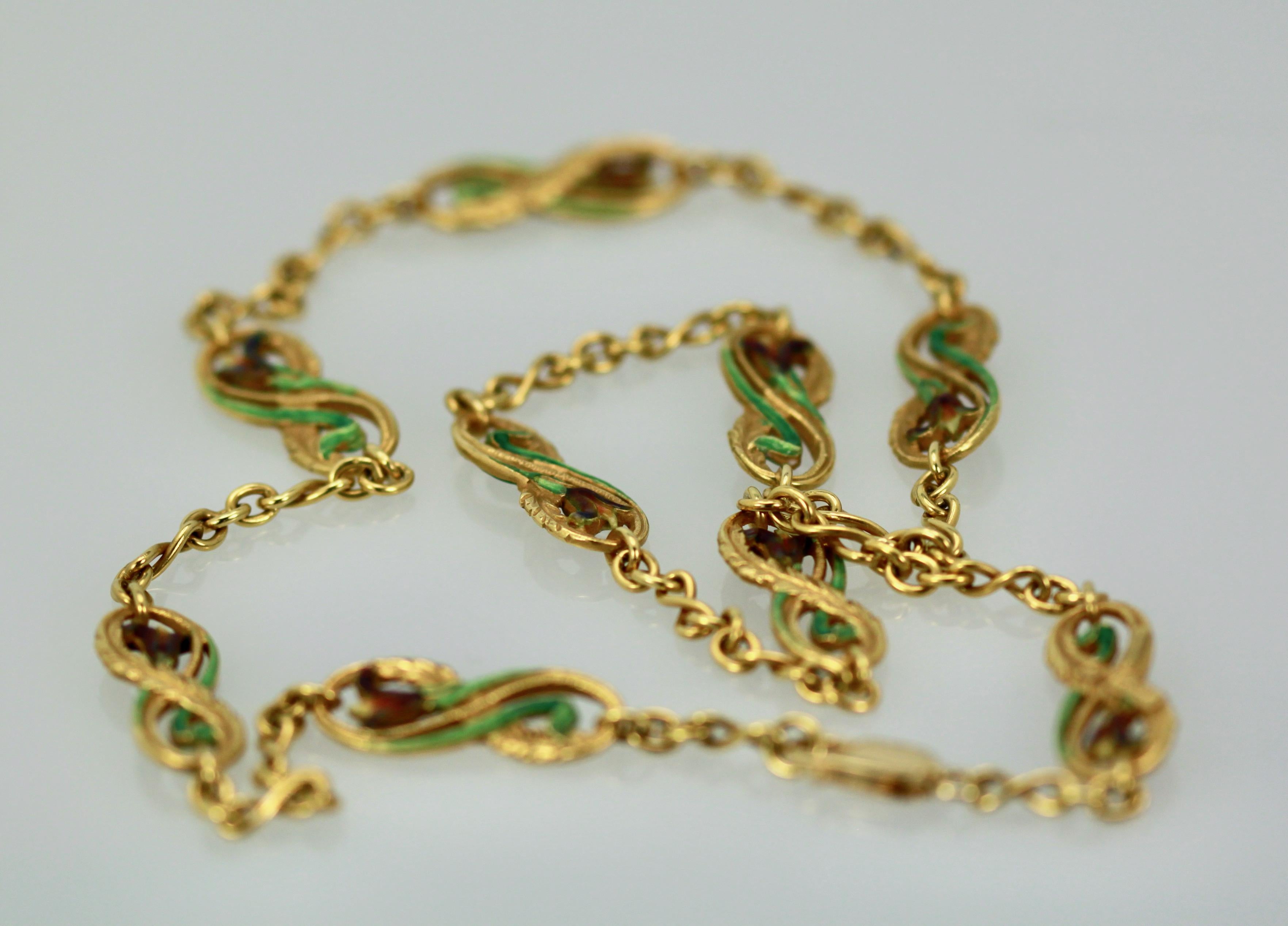 Diese Masriera Plique a Jour Halskette ist fantastisch.  Diese Ketten sind selten zu finden, da die meisten Masriera-Stücke Plique a Jour-Anhängerinnen sind. Plique a jour-Halsketten sind bei allen Herstellern selten, aber für eine Plique a jour