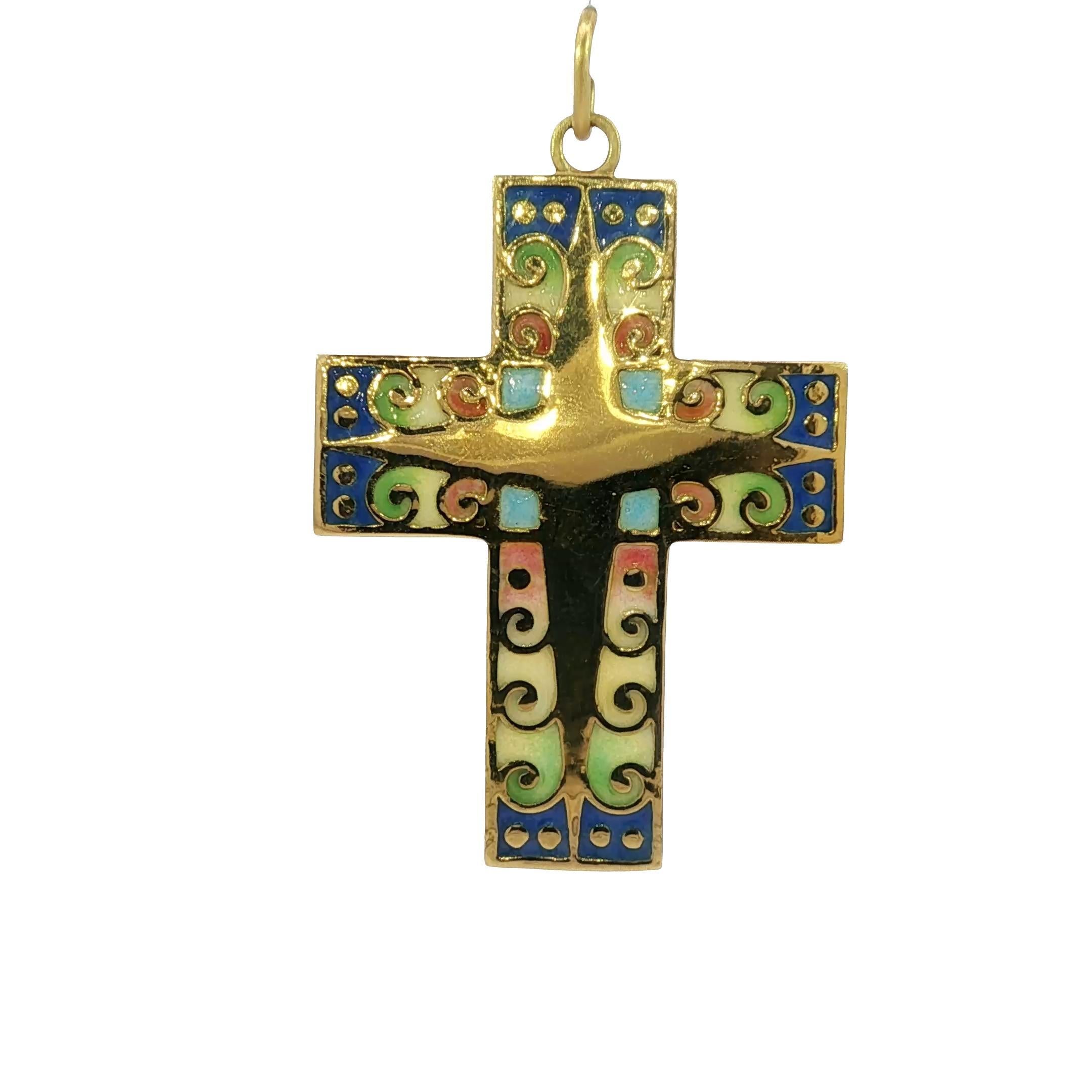 Ciondolo a croce con smalto di Masriera Plique-a-Jour in oro giallo 18 carati

Questa collana con ciondolo presenta un intricato disegno a croce, splendidamente dettagliato con smalto vibrante nei toni del blu, del verde e del rosso. Il disegno