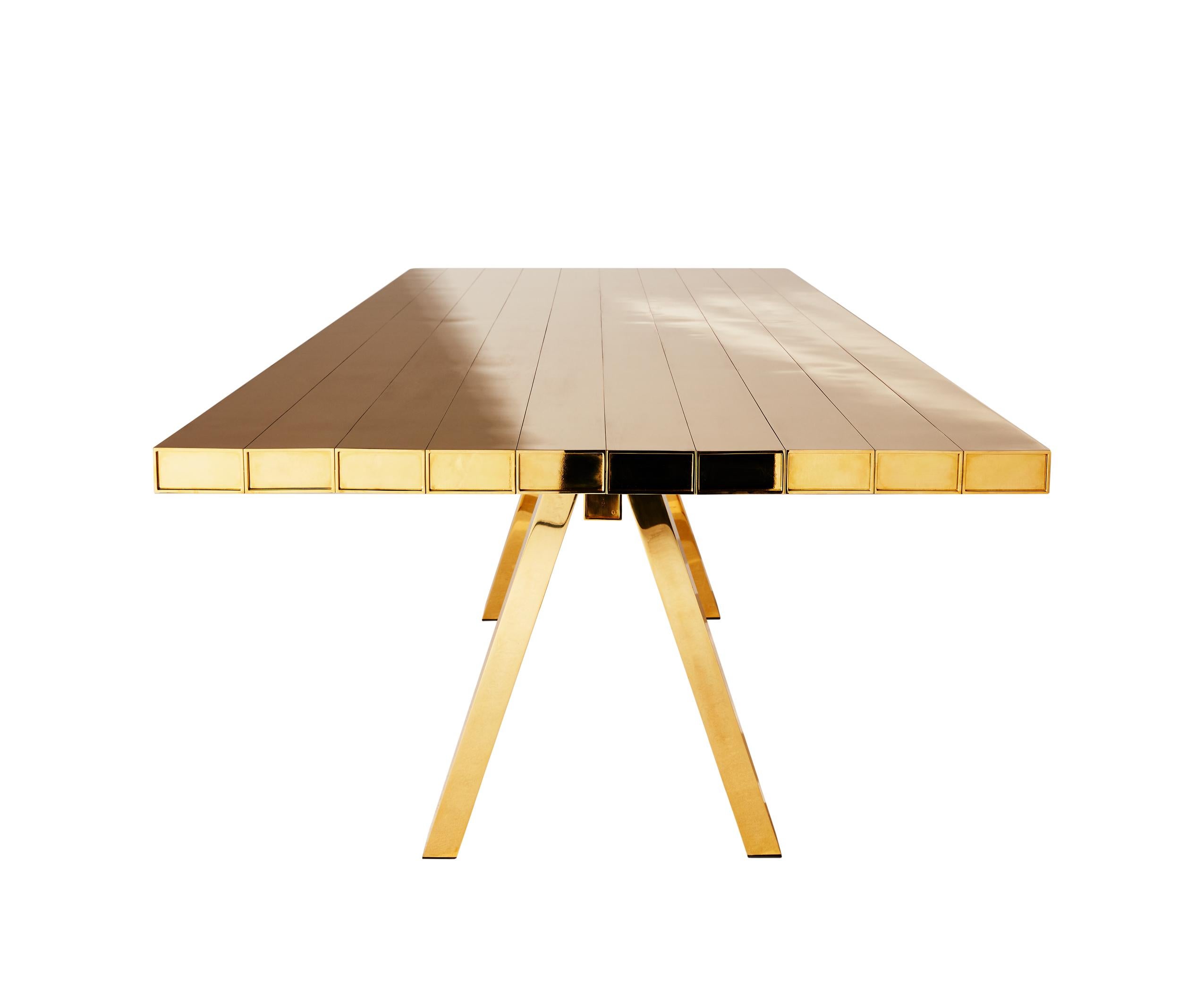 A family of super-polished solid brass tables manufactured in
the UK and made from one single extruded box section of
brass. By using the most familiar unit in furniture construction –
the plank – and presenting a series of familiar objects in
