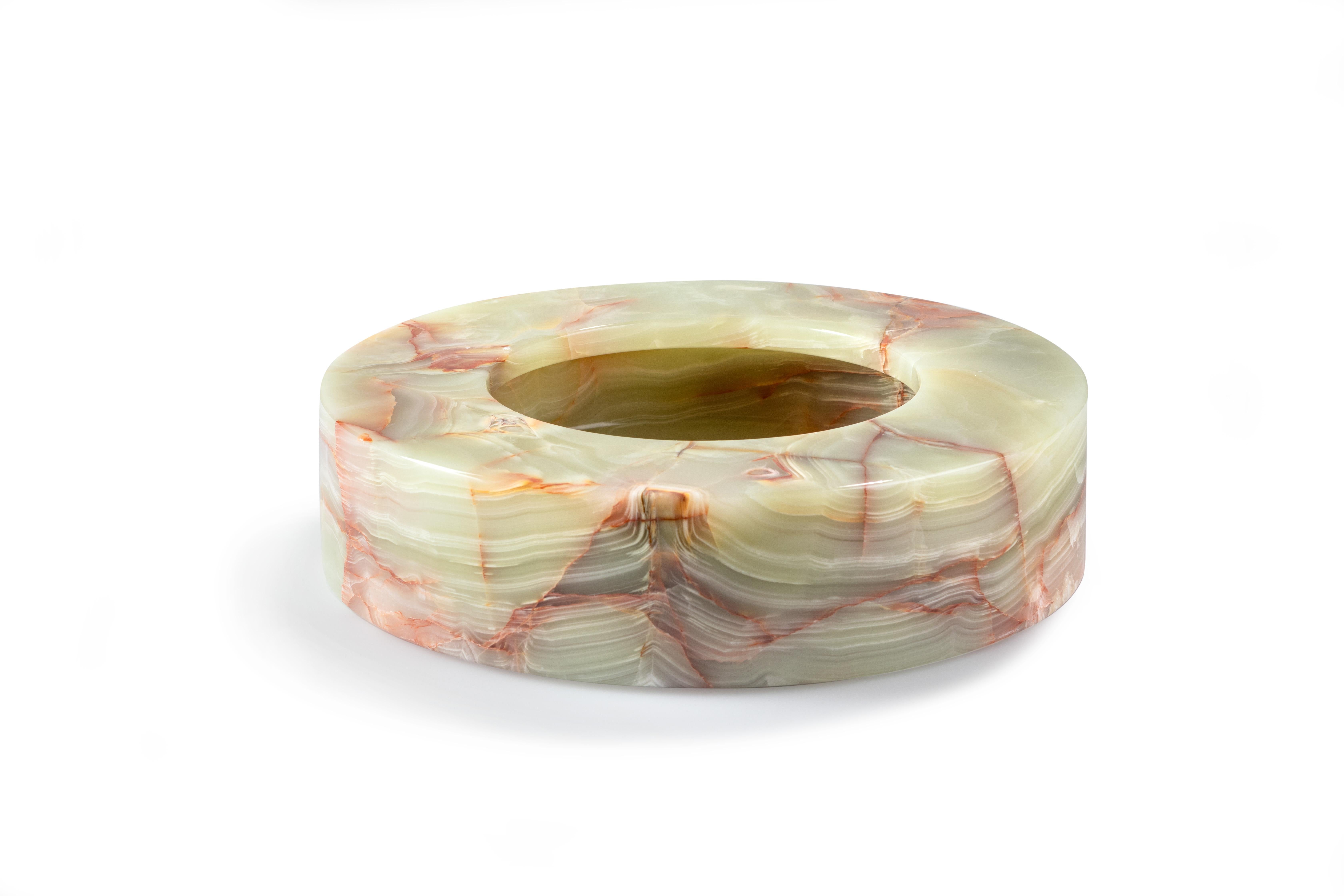 Le bol Massa témoigne d'une élégance intemporelle et d'une fonctionnalité moderne. Fabriqué à partir d'un seul bloc d'onyx naturel, ce bol exquis incarne l'essence du design minimaliste avec ses lignes épurées et son esthétique sophistiquée, ce qui