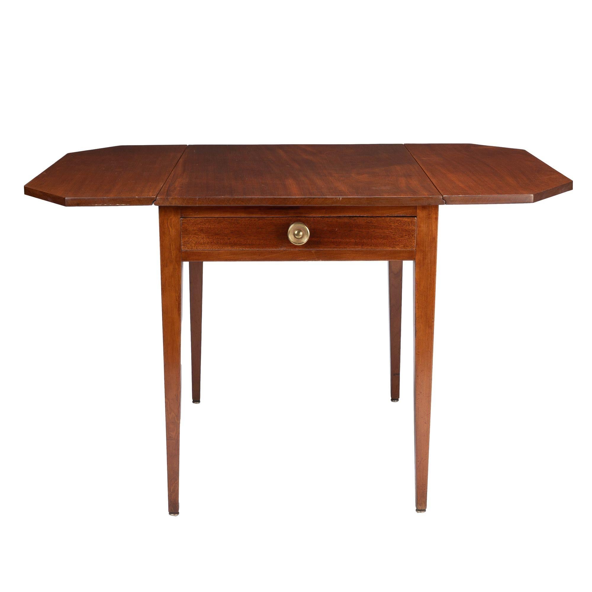 Massachusetts Hepplewhite Drop Leaf Pembroke Table '1790-1810' For Sale 5