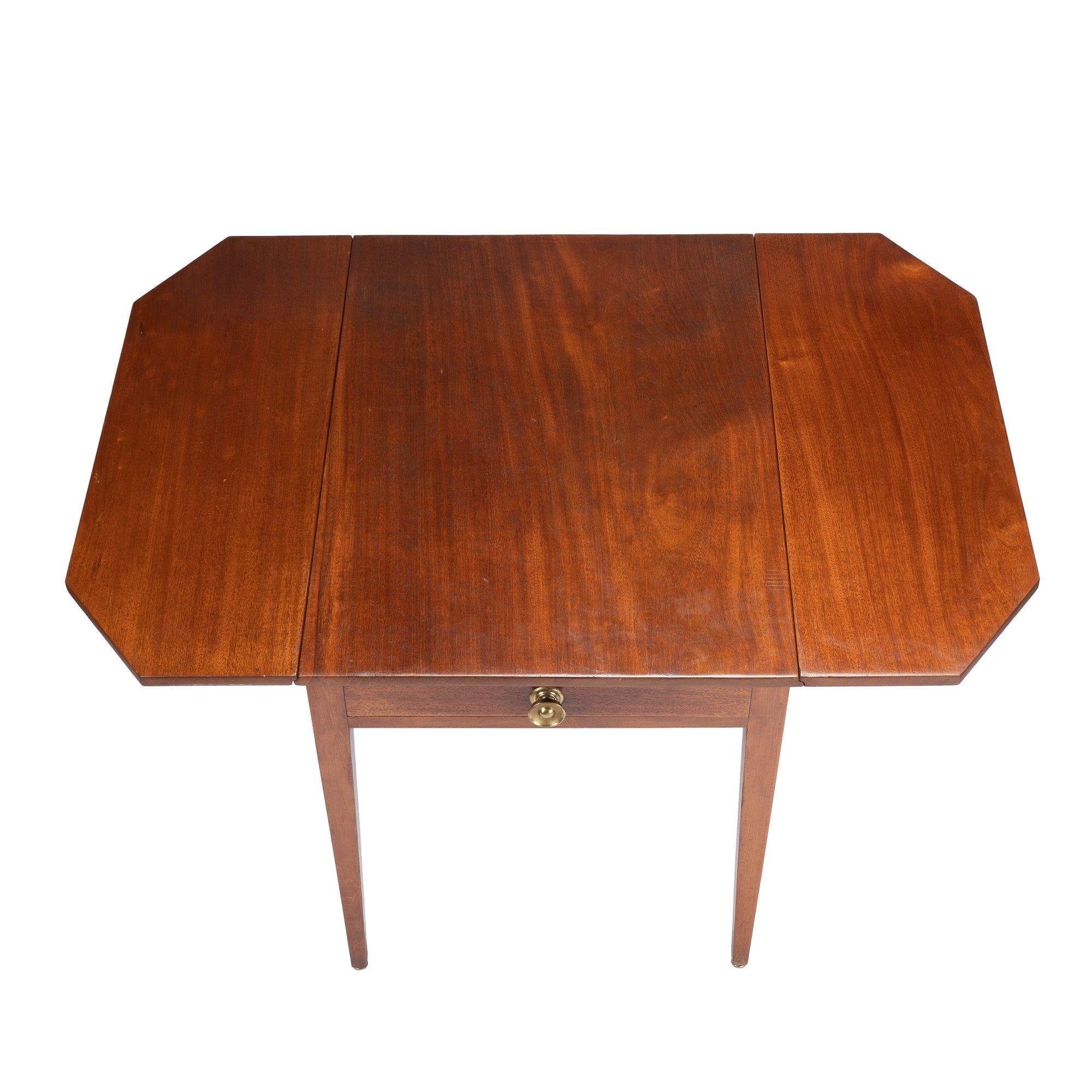 Massachusetts Hepplewhite Drop Leaf Pembroke Table, c. 1790-1810 For Sale 6