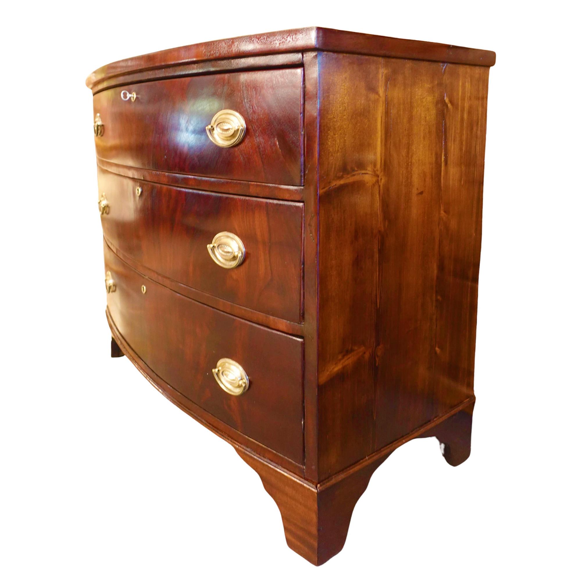 Massachusetts Mahagoni Regency Bow Front Kommode, ca. 1800 im Zustand „Gut“ im Angebot in Leesburg, VA