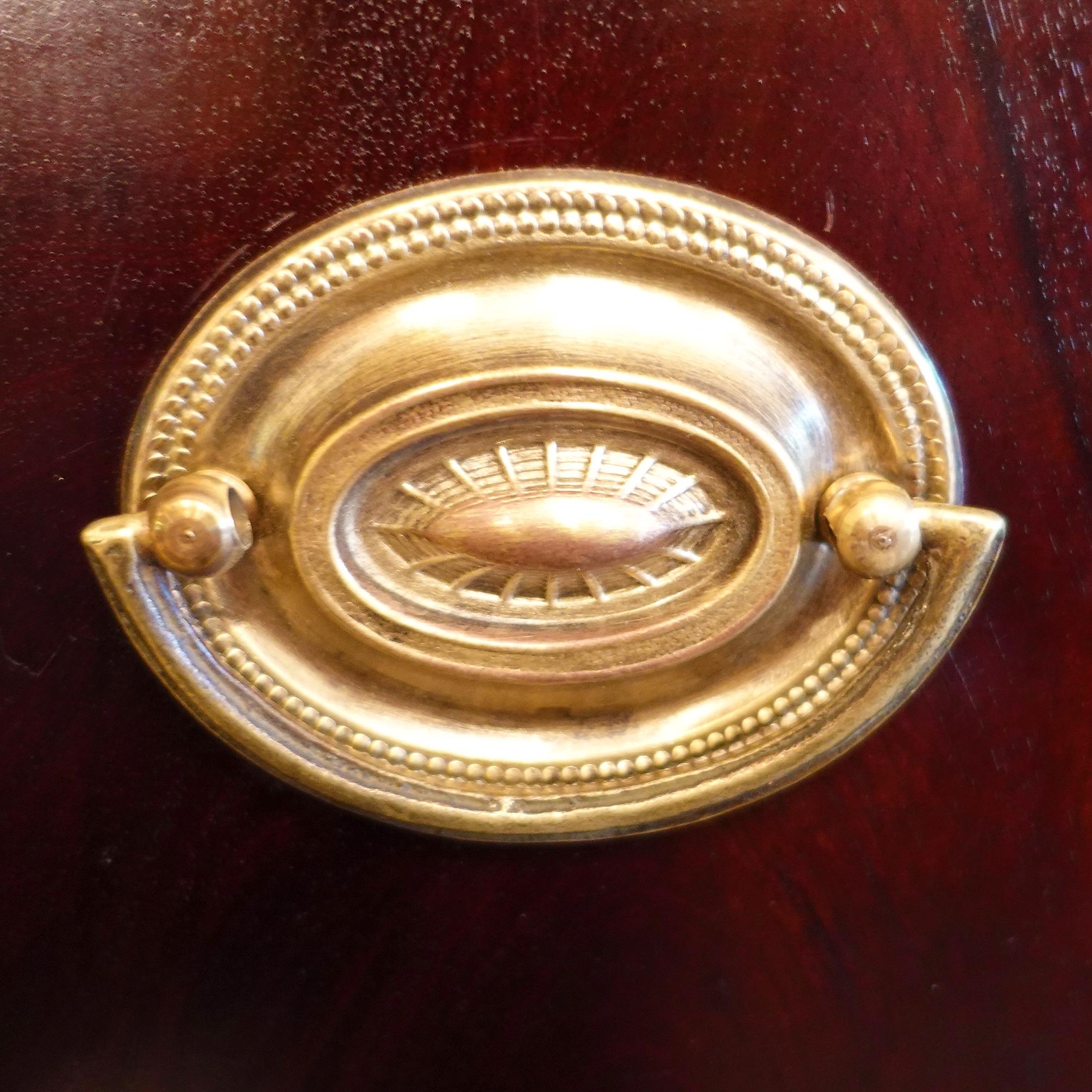 Massachusetts Mahagoni Regency Bow Front Kommode, ca. 1800 (Frühes 19. Jahrhundert) im Angebot