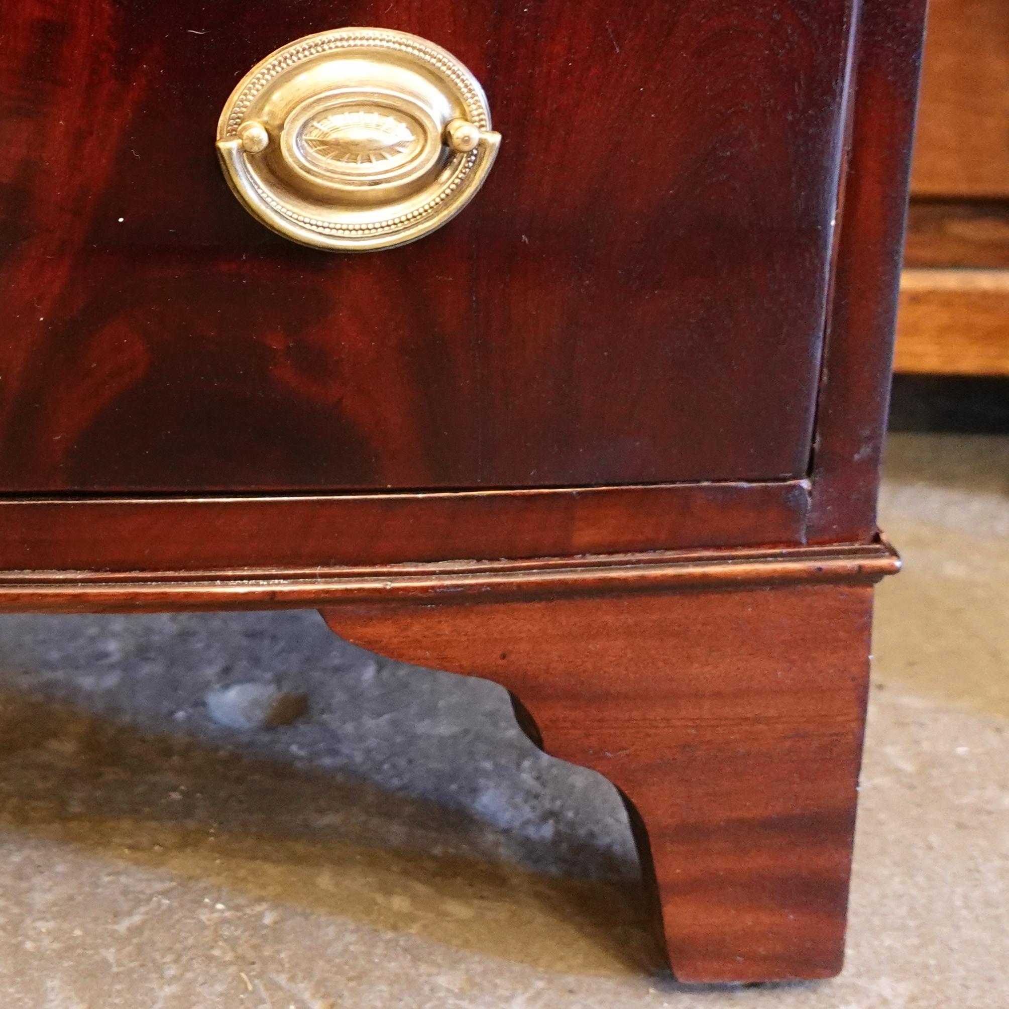 Massachusetts Mahagoni Regency Bow Front Kommode, ca. 1800 im Angebot 1