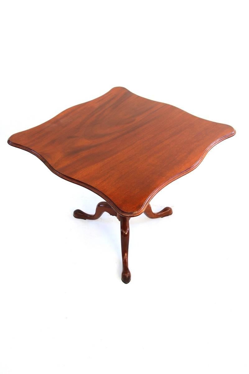 American Massachusetts Queen Anne Mahogany Tilt-Top Tea Table