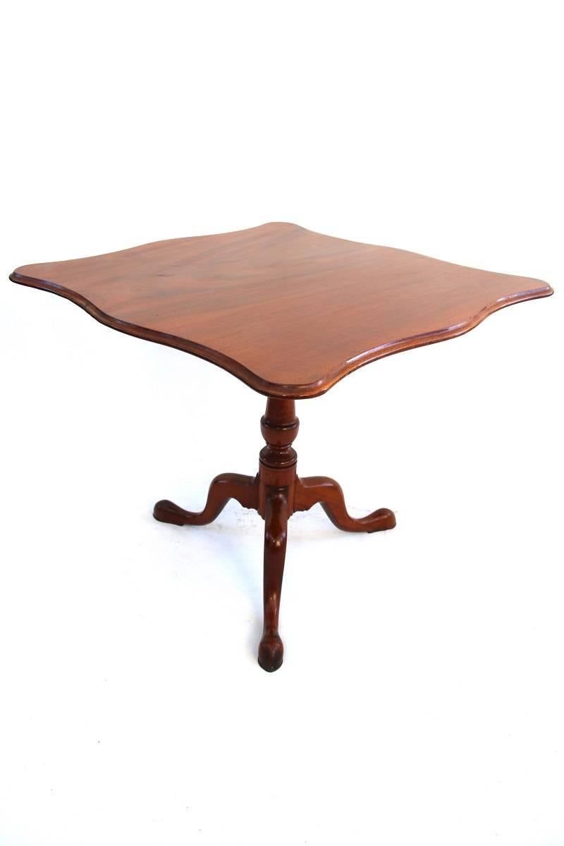 Massachusetts Queen Anne Mahogany Tilt-Top Tea Table In Excellent Condition In Woodbury, CT