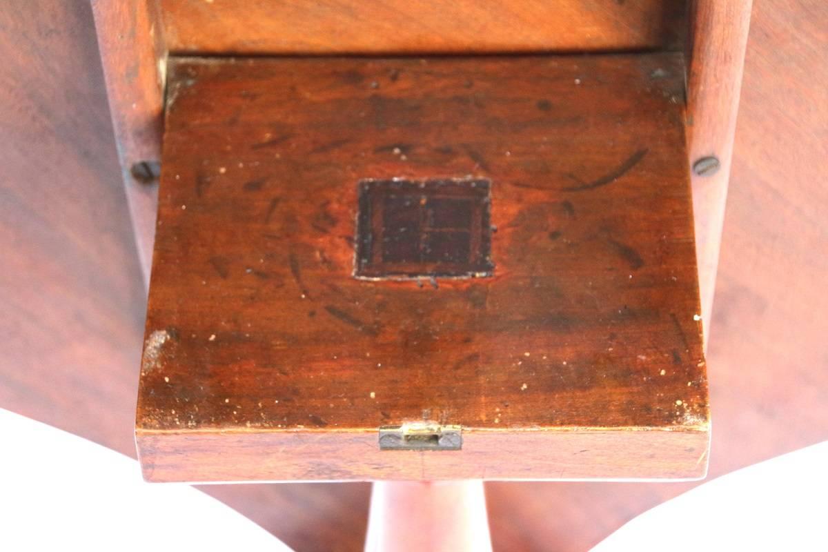 Massachusetts Queen Anne Mahogany Tilt-Top Tea Table 1