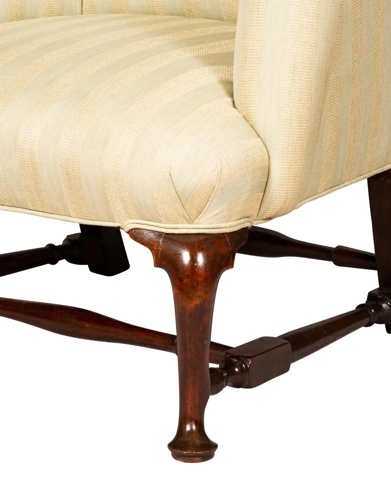 XVIIIe siècle Massachusetts Queen Anne Mahogany Wing Chair en vente