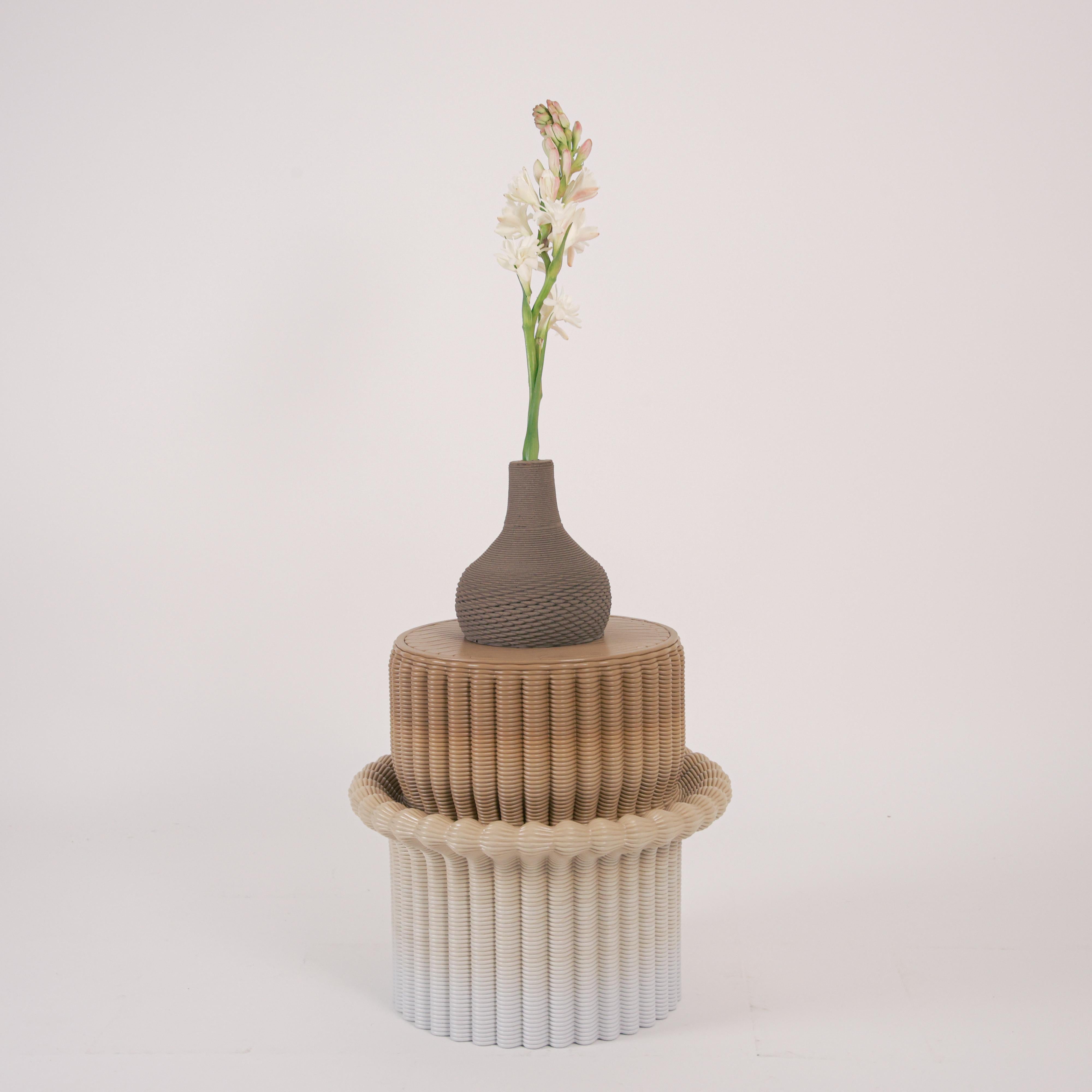 Loungehocker „Massage“ Niedriger Hocker aus recyceltem Kunststoff, 3D-Druck in ockerfarbenem und weißem Farbton (Postmoderne) im Angebot