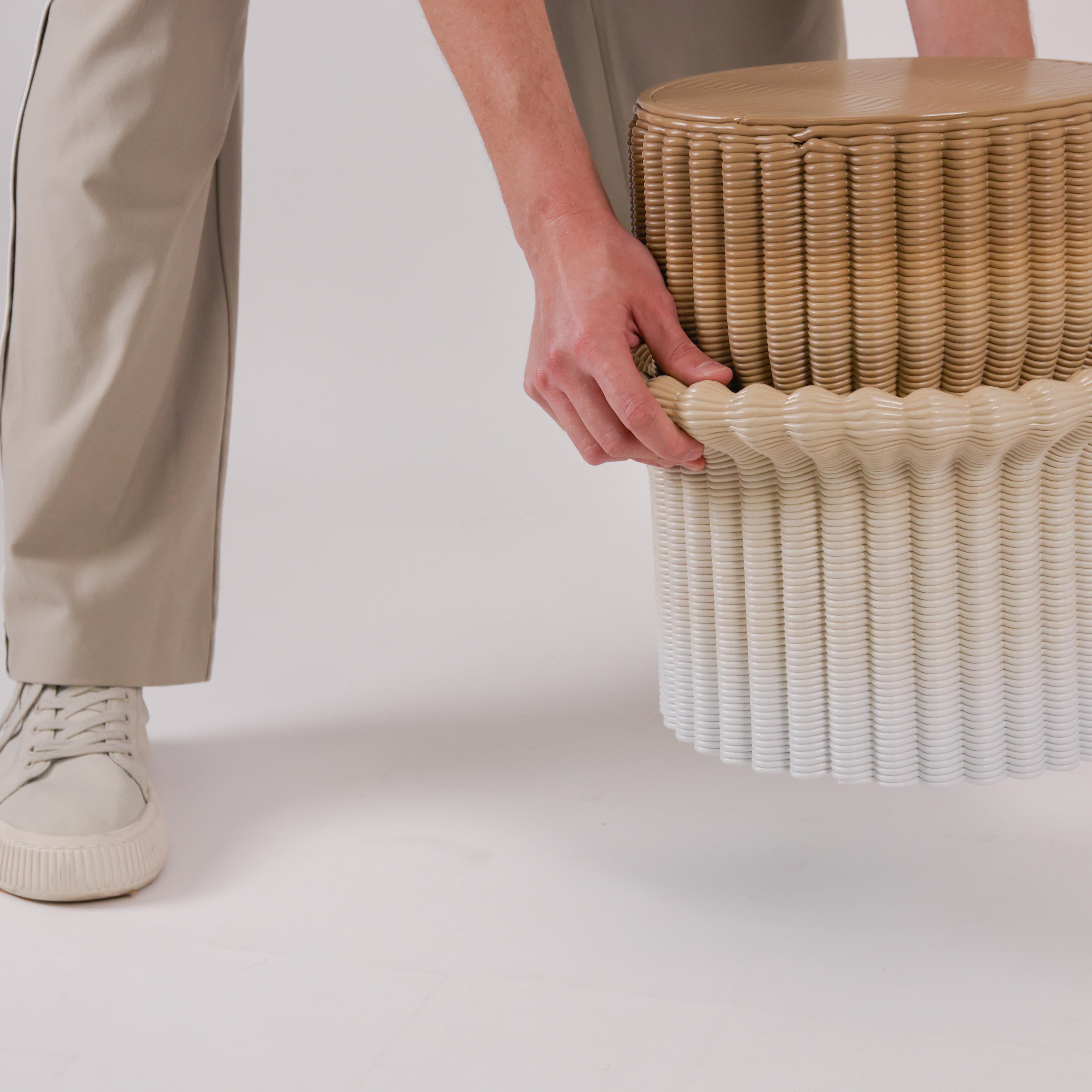 Loungehocker „Massage“ Niedriger Hocker aus recyceltem Kunststoff, 3D-Druck in ockerfarbenem und weißem Farbton (Geformt) im Angebot