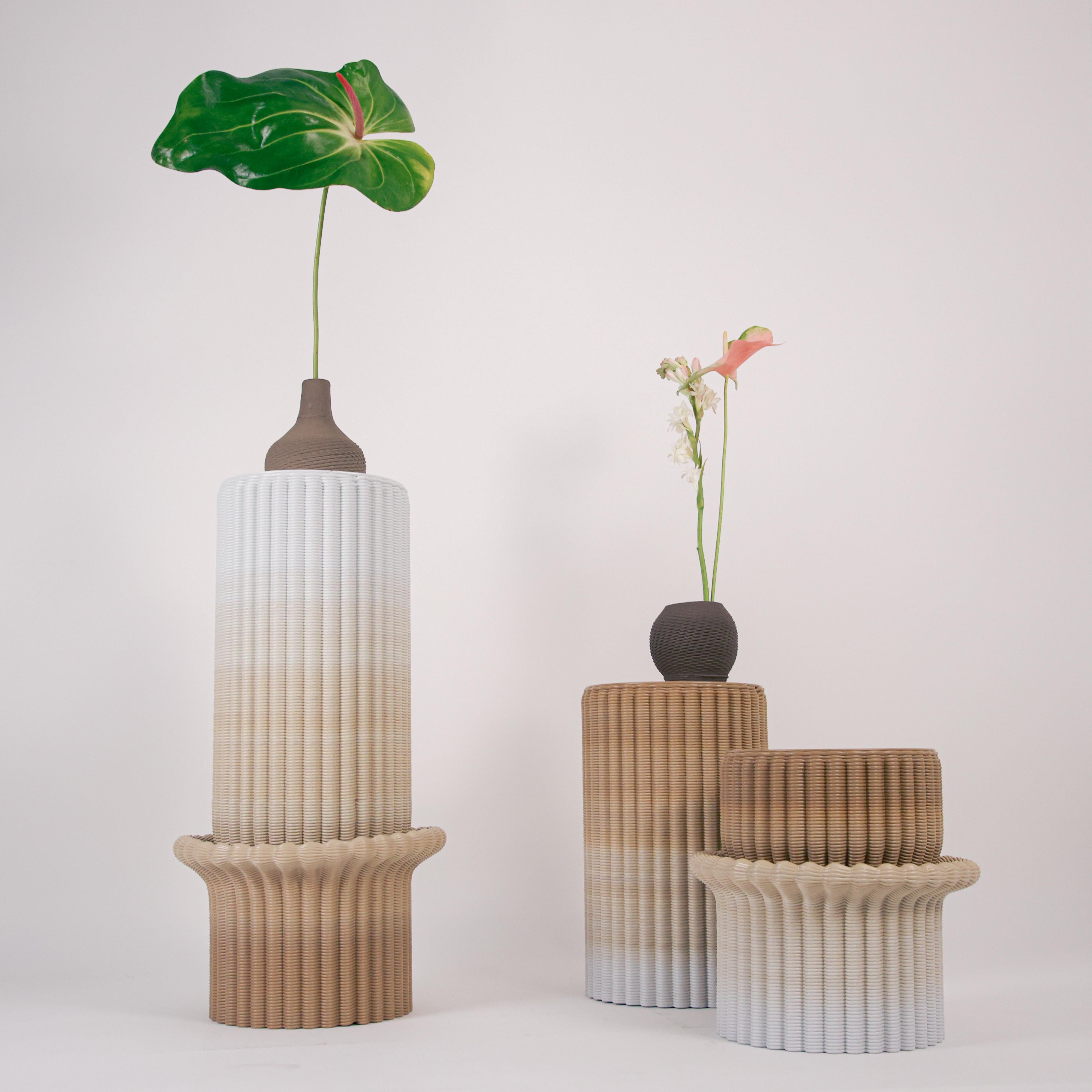 Loungehocker „Massage“ Niedriger Hocker aus recyceltem Kunststoff, 3D-Druck in ockerfarbenem und weißem Farbton im Angebot 1