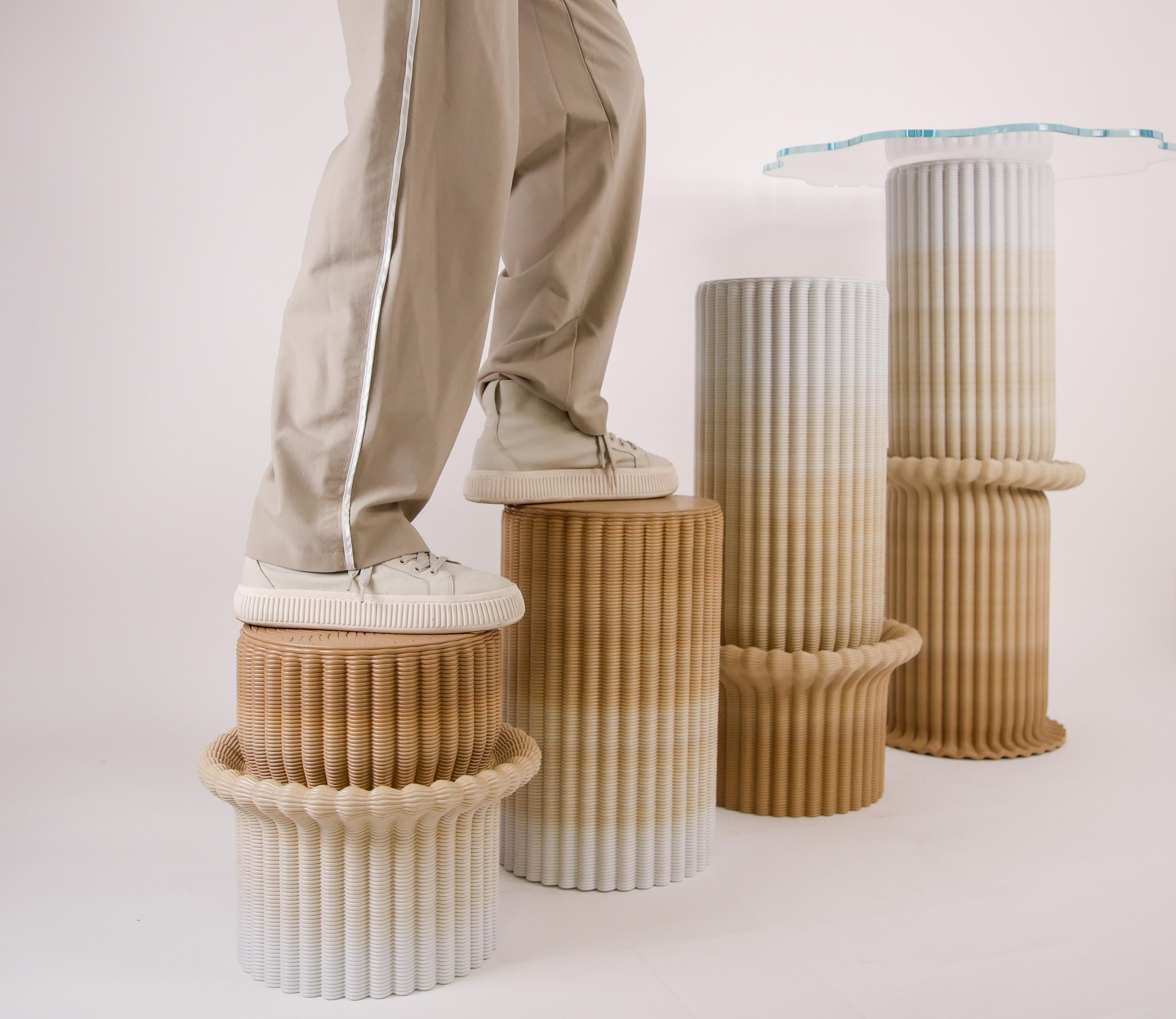 Loungehocker „Massage“ Niedriger Hocker aus recyceltem Kunststoff, 3D-Druck in ockerfarbenem und weißem Farbton im Angebot 2