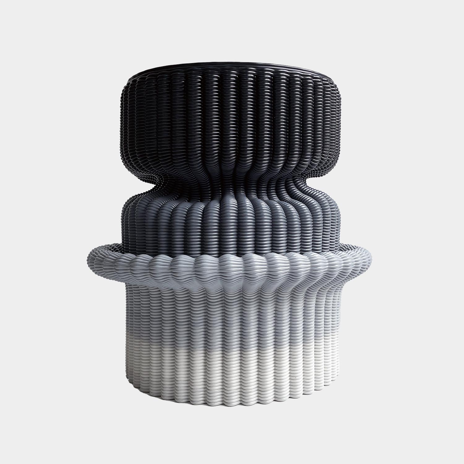 Skulpturaler Hocker, 3D-gedruckt aus hochfestem recyceltem Kunststoff und von Hand geformt. Zweifarbige Ausführung mit Farbverlauf. Gewinner des Elle Decor Design Award Brazil 2024 in der Kategorie 