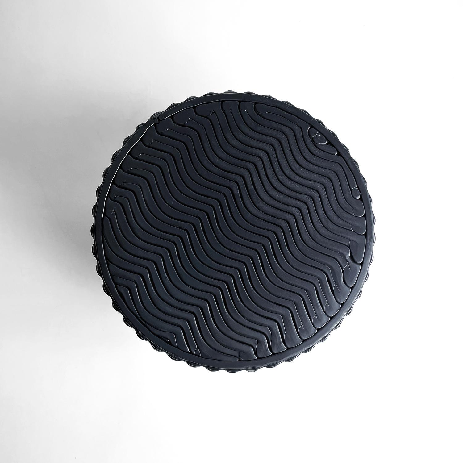 Loungehocker „Massage“ aus recyceltem Kunststoff, 3D-Druck in Schwarz-Weiß- Gradient (Postmoderne) im Angebot