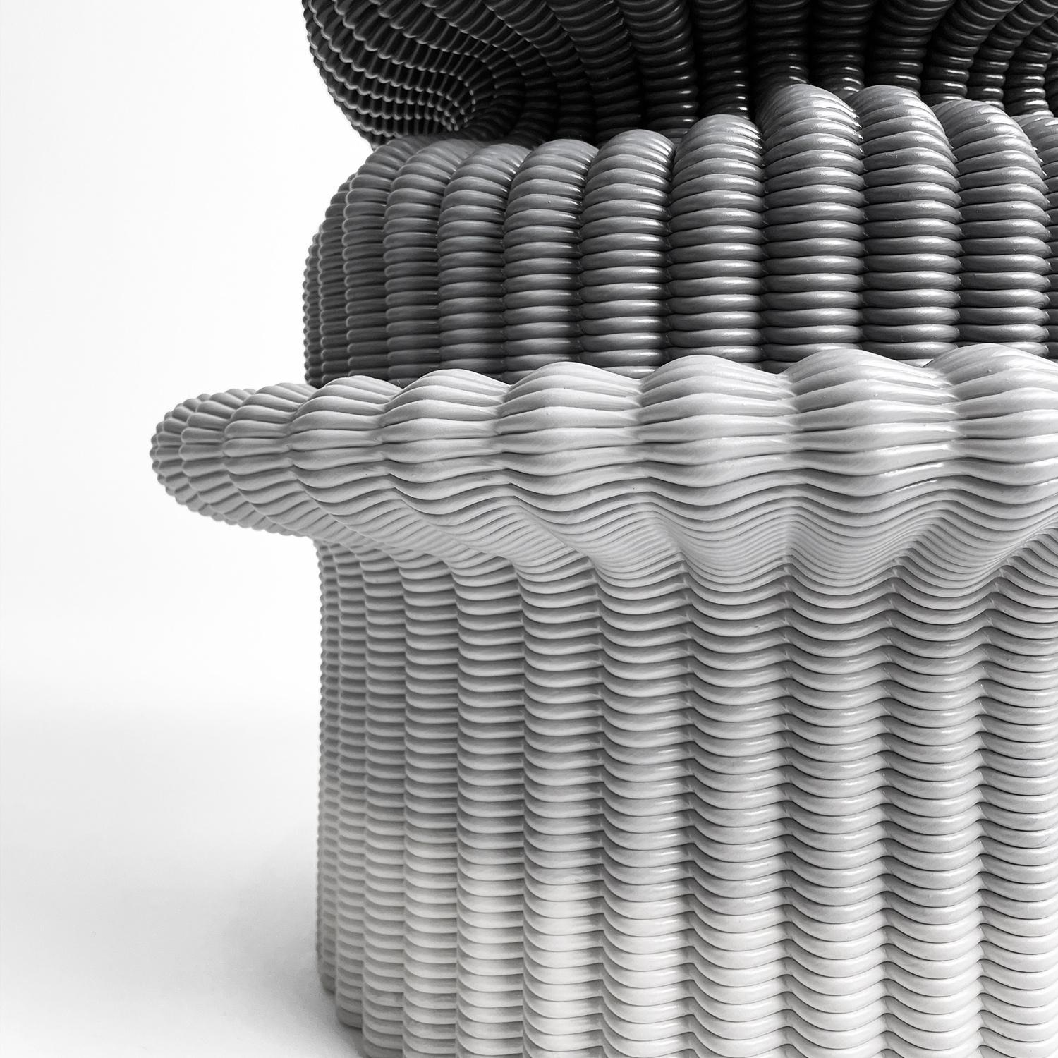 Loungehocker „Massage“ aus recyceltem Kunststoff, 3D-Druck in Schwarz-Weiß- Gradient (Brasilianisch) im Angebot