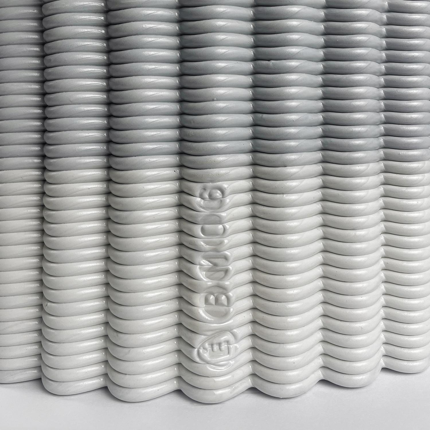 Loungehocker „Massage“ aus recyceltem Kunststoff, 3D-Druck in Schwarz-Weiß- Gradient im Zustand „Neu“ im Angebot in São Paulo, BR