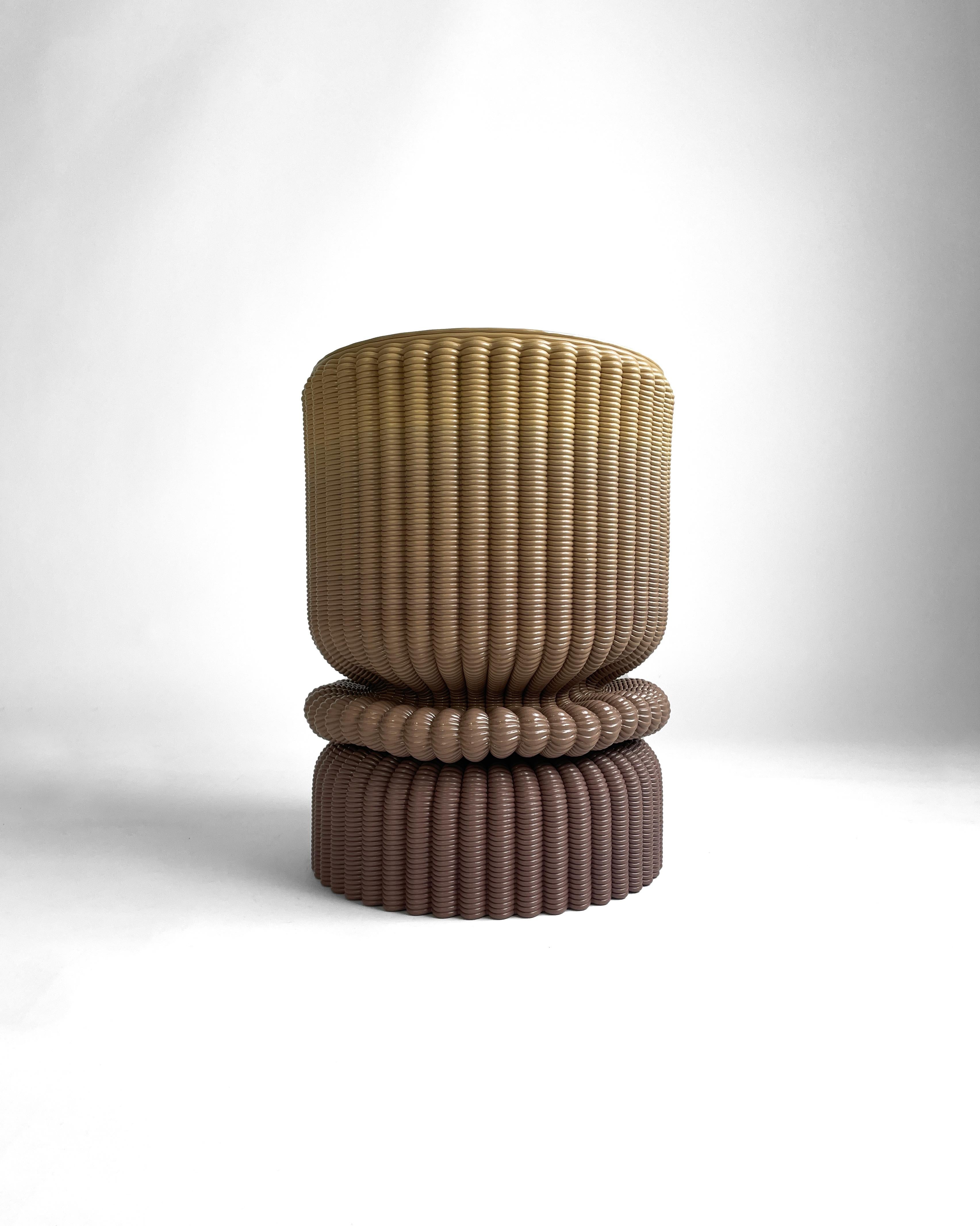 Taburete escultórico impreso en 3D con plástico reciclado de alta resistencia y moldeado a mano. Acabado degradado en dos tonos. Ganador del Premio de Diseño Elle Decor Brasil 2024 en la categoría 