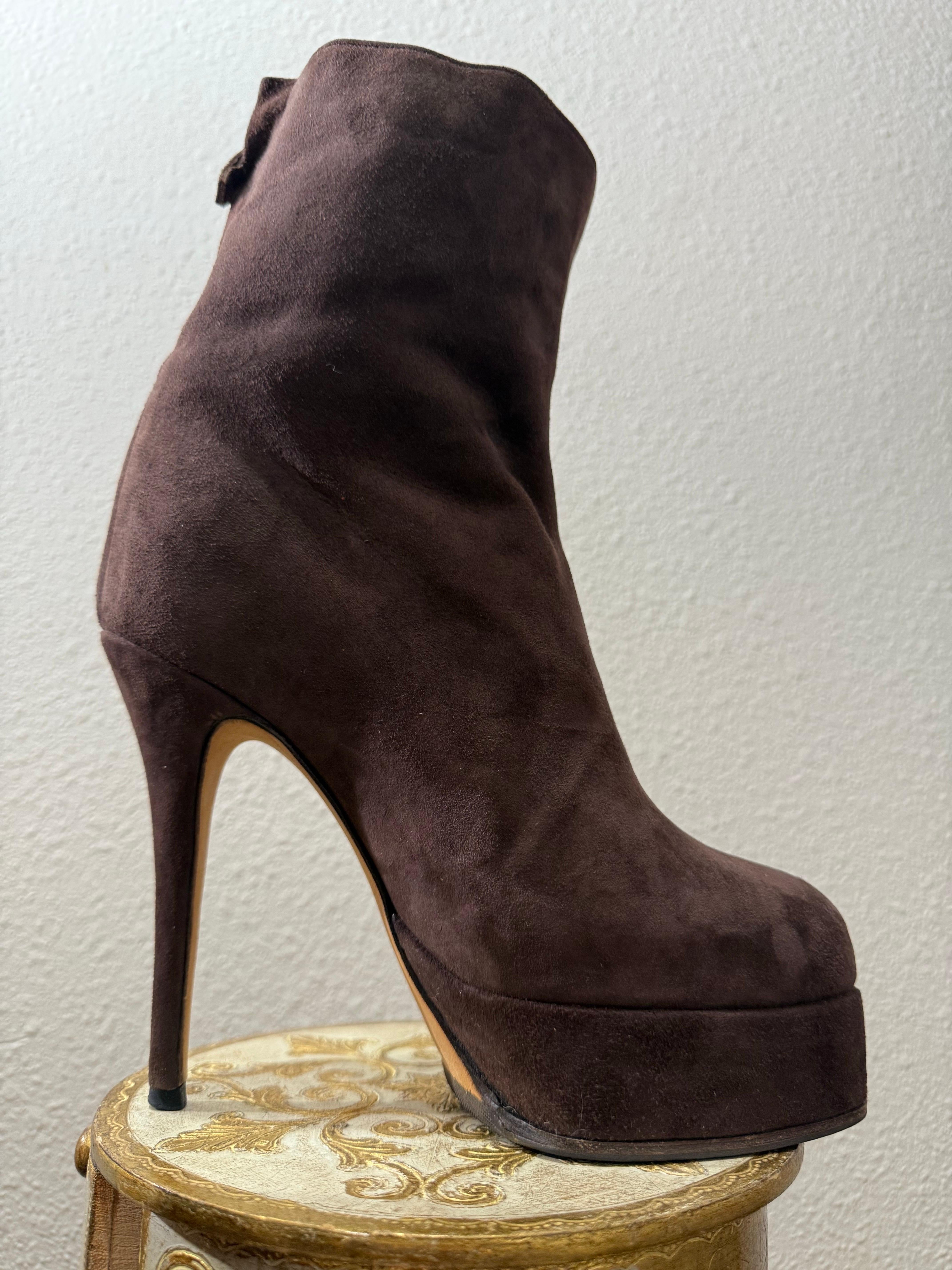 Massaro Bespoke Schokolade Braun Wildleder Plattform Stiletto Stiefeletten im Angebot 7