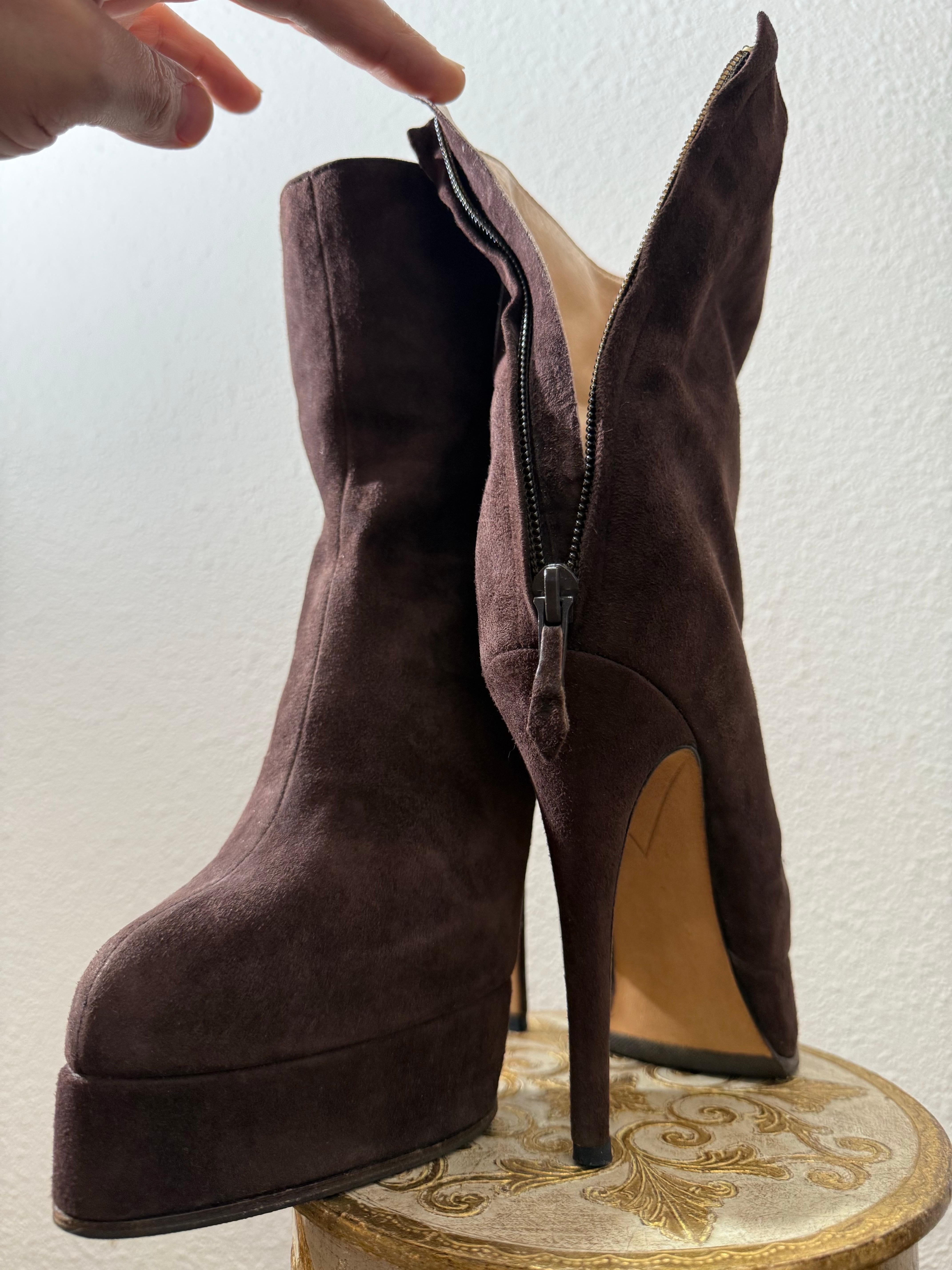 Massaro Bespoke Schokolade Braun Wildleder Plattform Stiletto Stiefeletten im Angebot 8