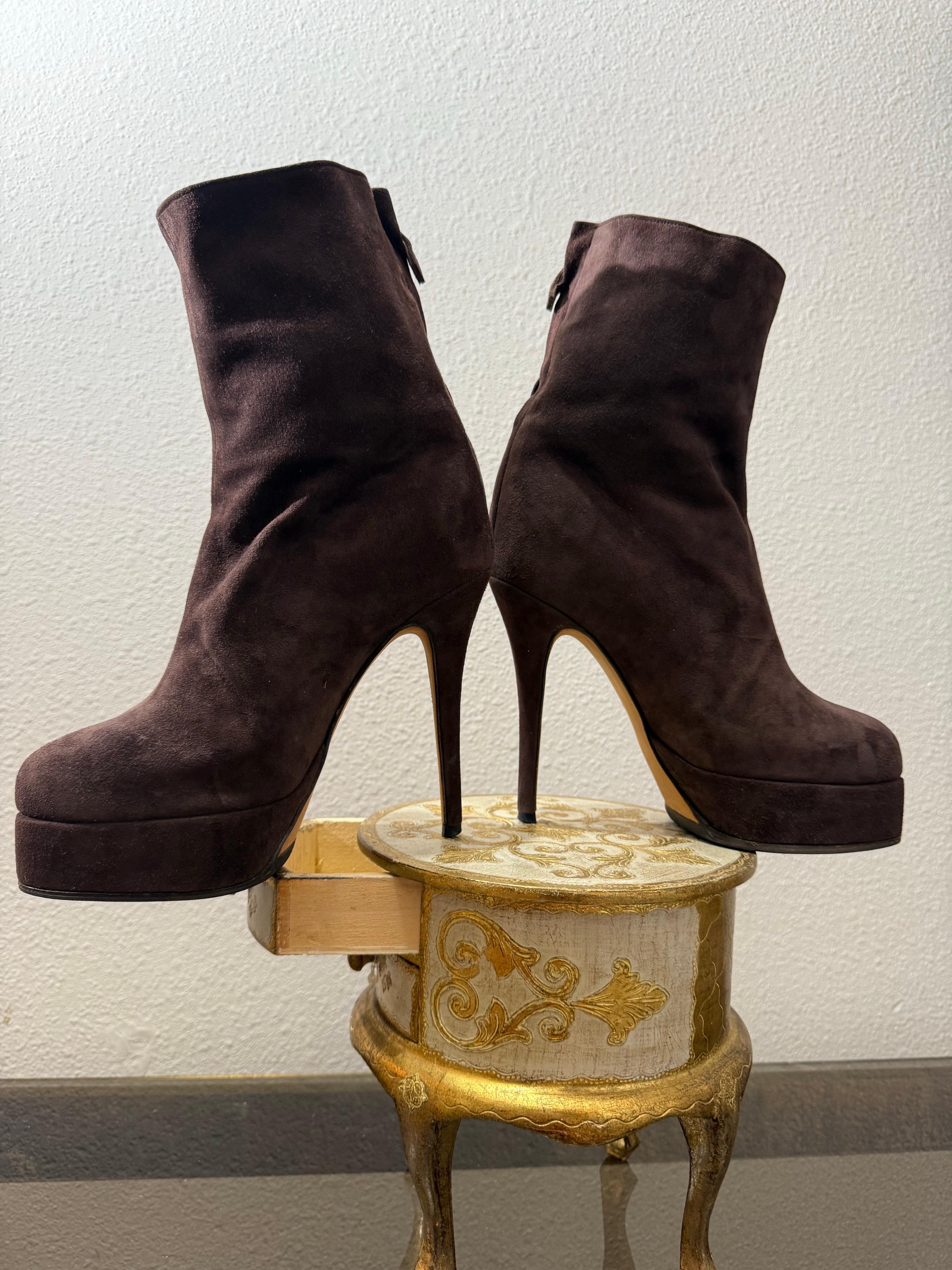 Massaro Bespoke Schokolade Braun Wildleder Plattform Stiletto Stiefeletten (Schwarz) im Angebot