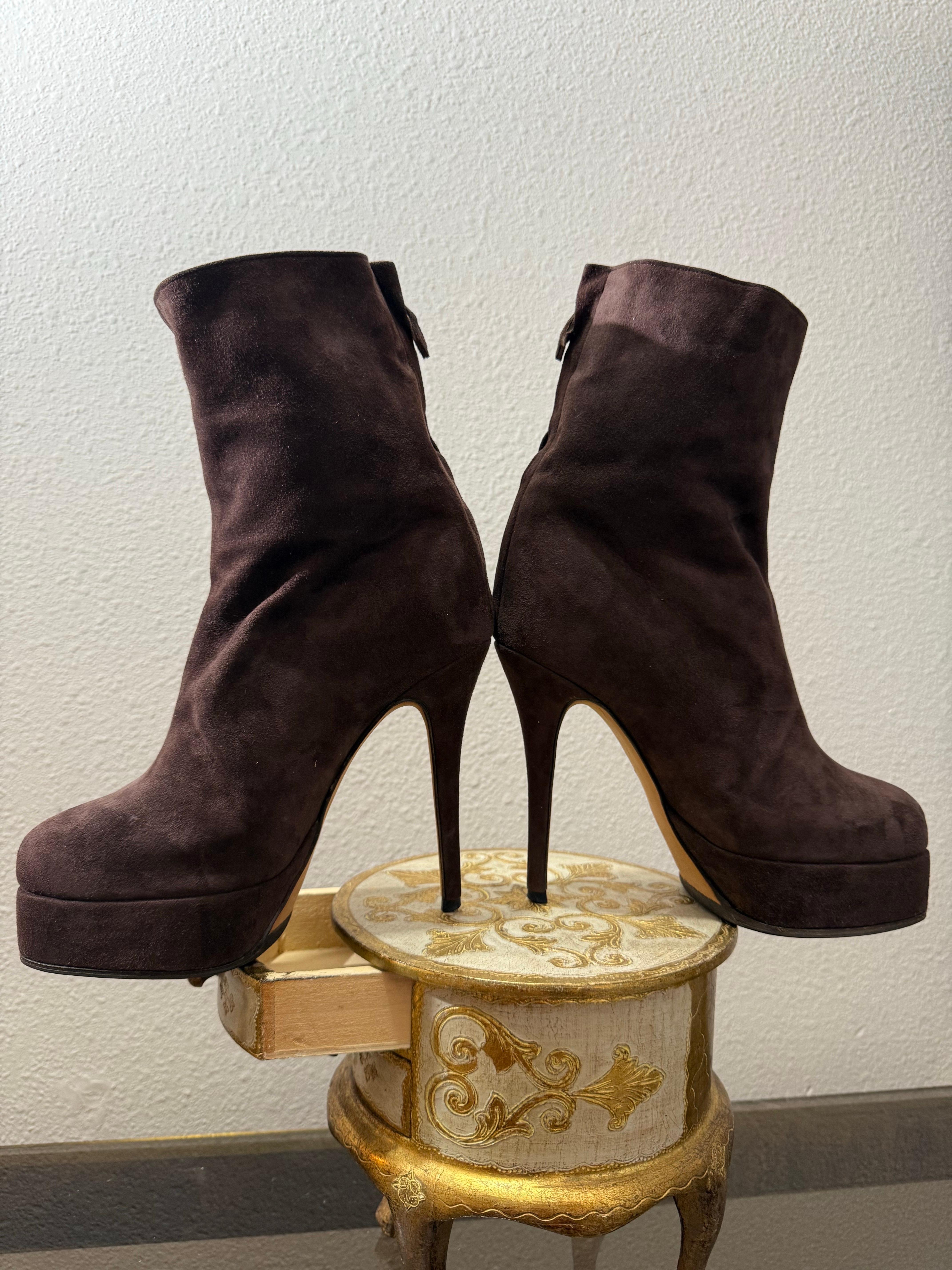 Massaro Bespoke Schokolade Braun Wildleder Plattform Stiletto Stiefeletten im Angebot 1