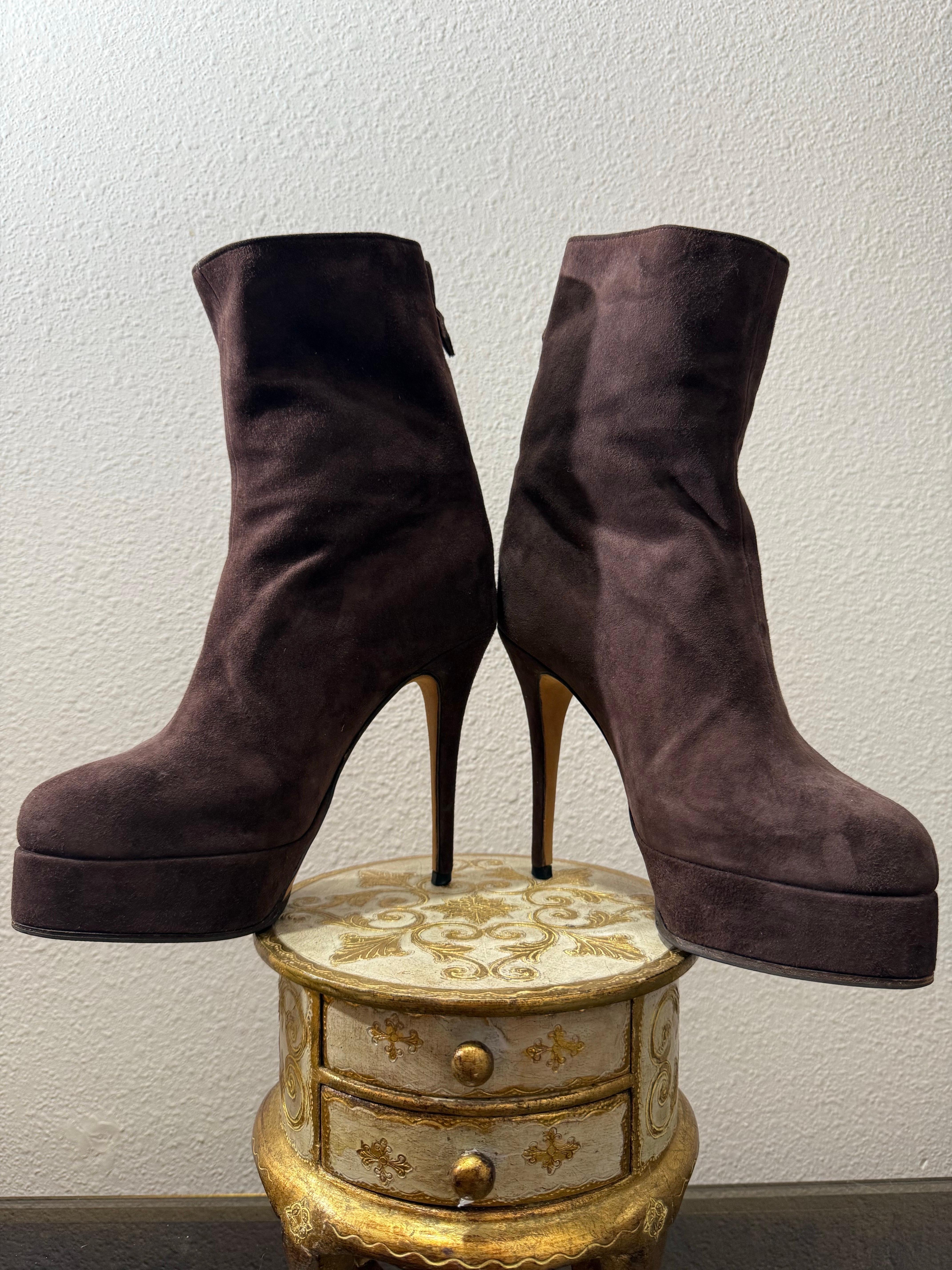 Massaro Bespoke Schokolade Braun Wildleder Plattform Stiletto Stiefeletten im Angebot 2