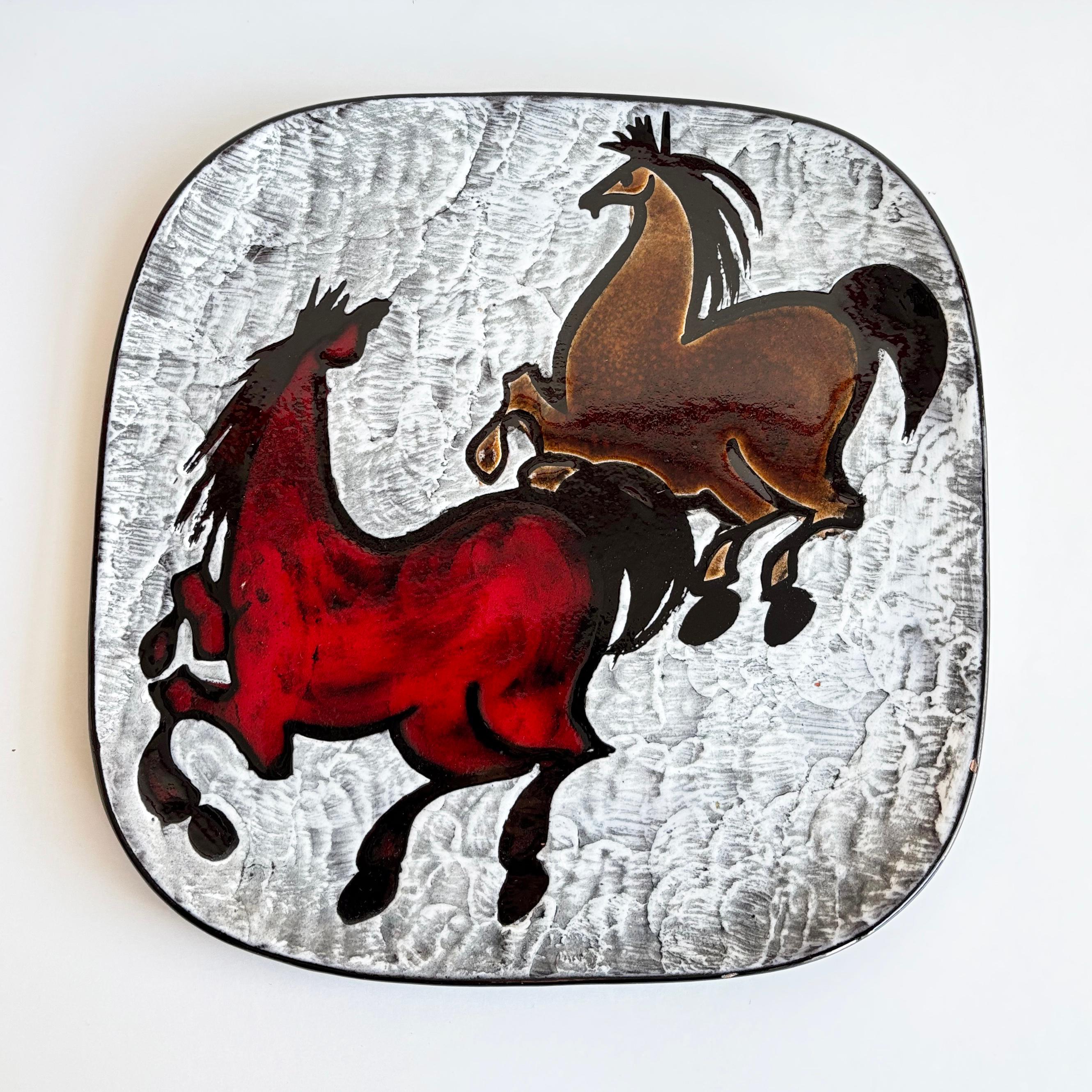 1960er Burkart Keramik (Schweiz) 'Wilde Pferde' keramischer Deko-Wandteller (Moderne der Mitte des Jahrhunderts) im Angebot