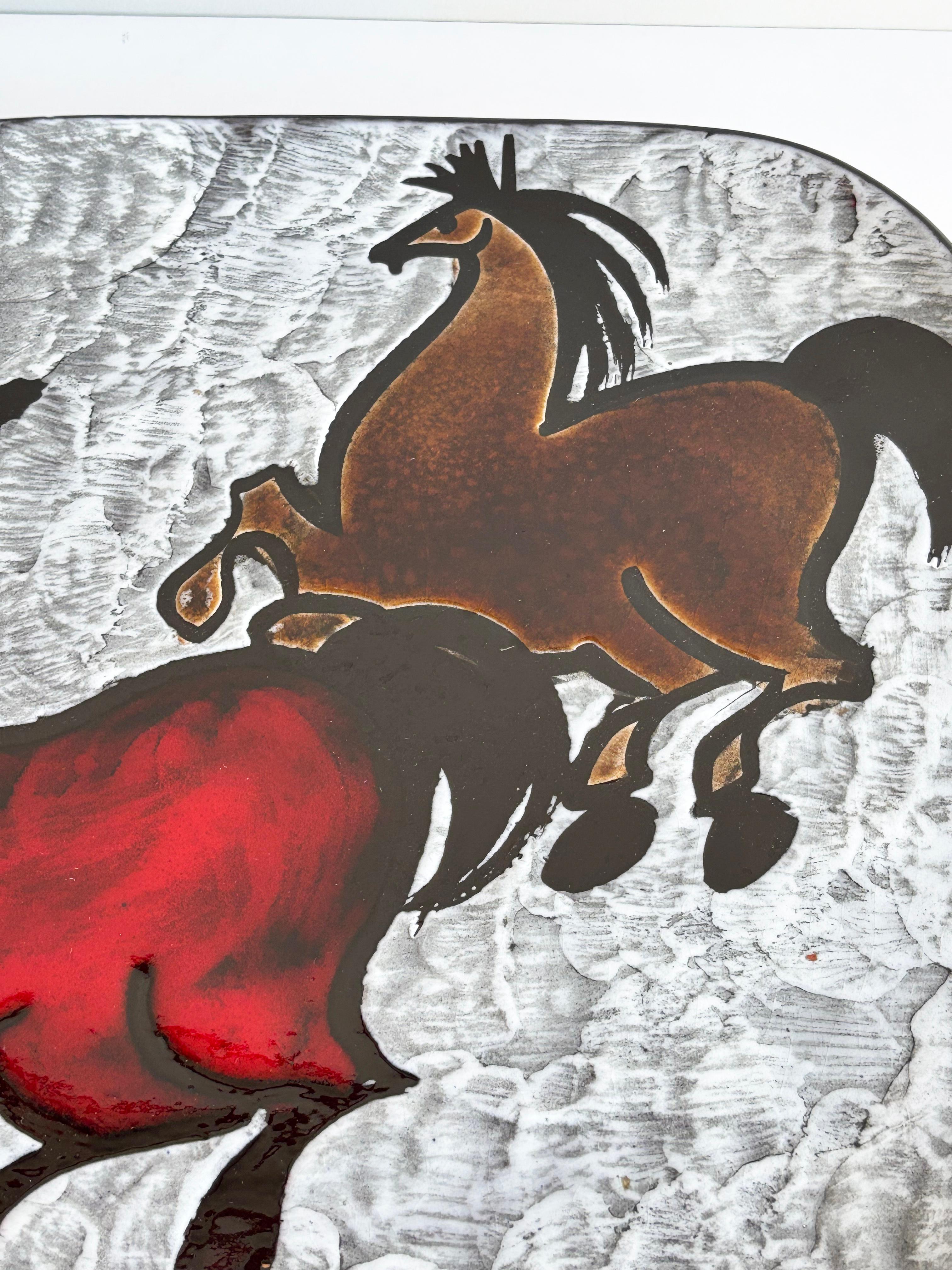 1960er Burkart Keramik (Schweiz) 'Wilde Pferde' keramischer Deko-Wandteller (Mitte des 20. Jahrhunderts) im Angebot