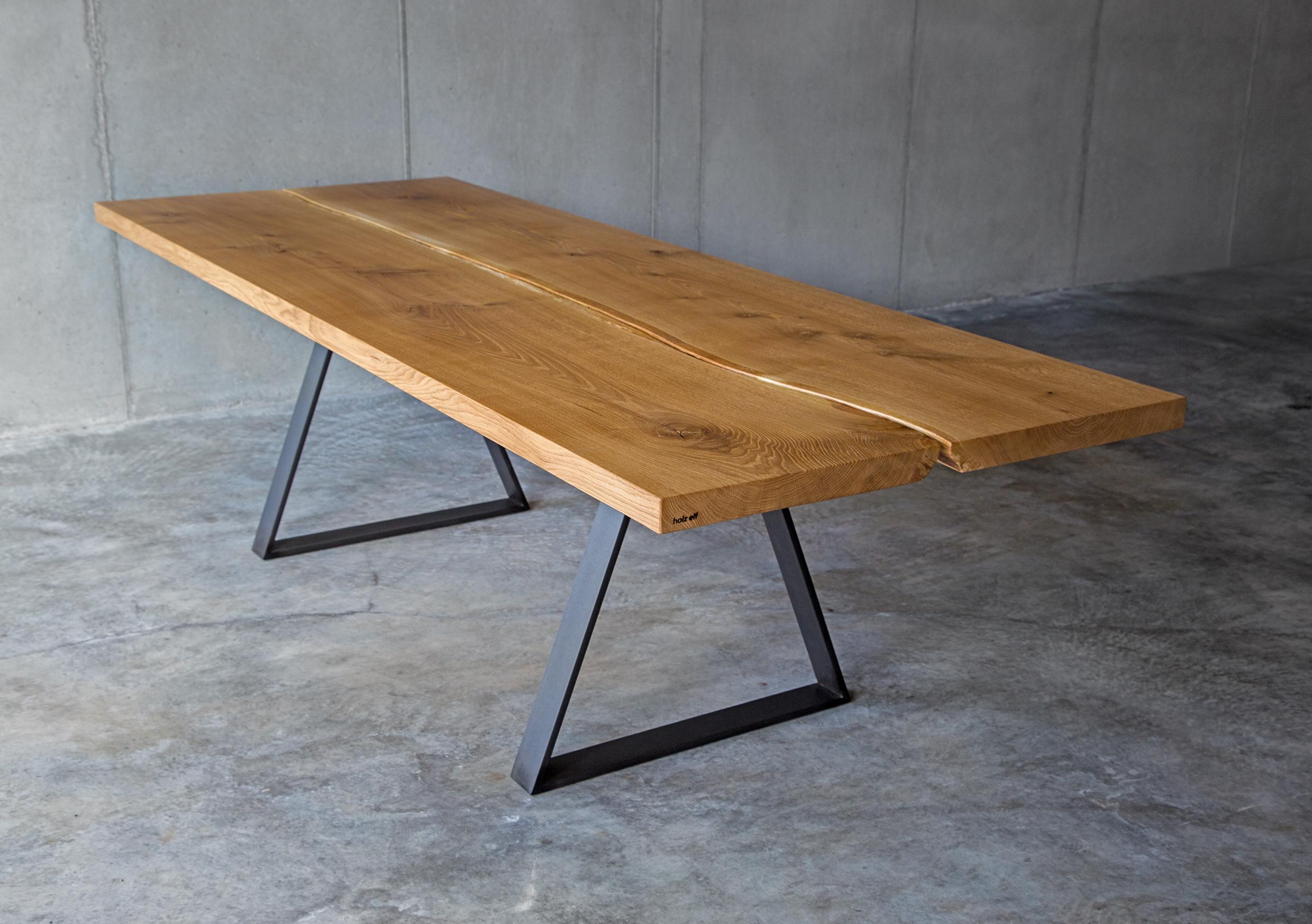 Dieser maßgefertigte German Design Award WINNER Tisch mit lebendiger Baumkante wird immer aus zwei Stücken aus dem Stamm einer mächtigen Eiche gefertigt. Dem Eichenholz sollte nichts genommen werden. Die natürliche Baumkante in der Tischmitte