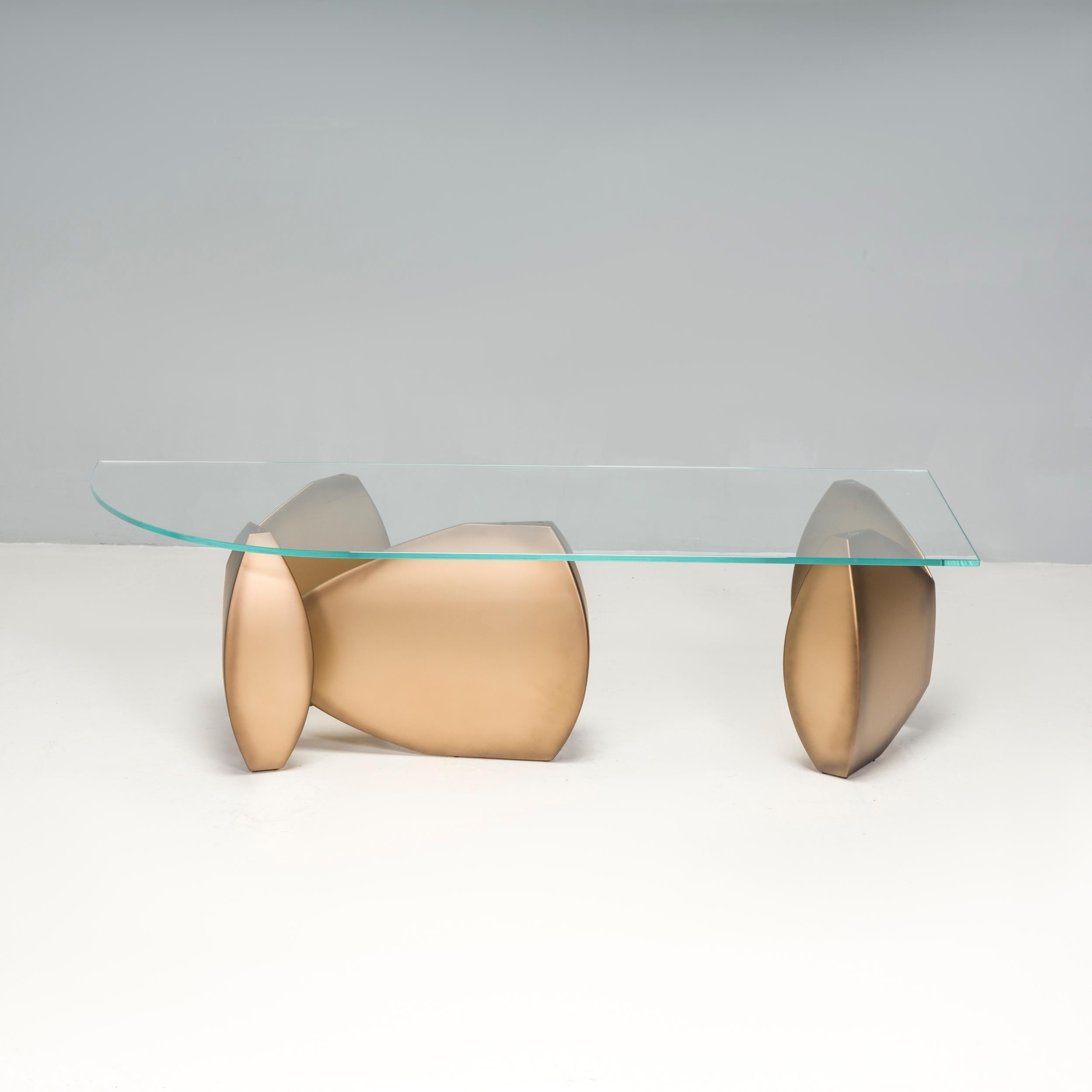 Les meubles Evan Lewis sont fabriqués à la main, un par un, dans l'atelier Evan Lewis de Chicago, dans l'Illinois.  Fondée en 1991, cette collection de meubles sculpturaux s'inspire de motifs classiques, réadaptés au design contemporain. 

La table