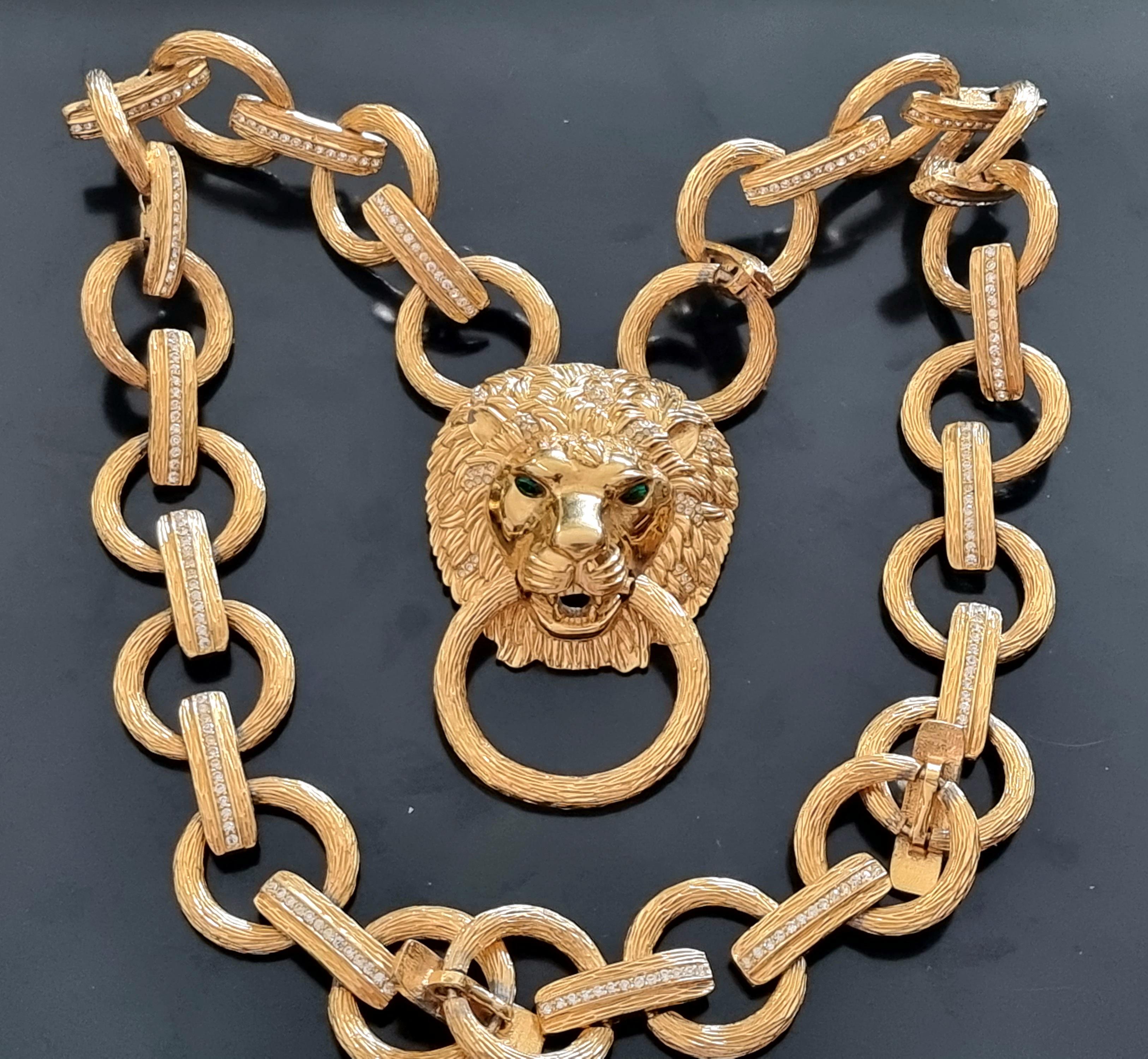 Collier ORLAN SAUTOIR massif,
Vintage By des années 80,
signé D'Orlan, numéroté 2322,
métal doré, strass,
longueur 68 cm, poids 250 g (assez lourd),
Pendentif 