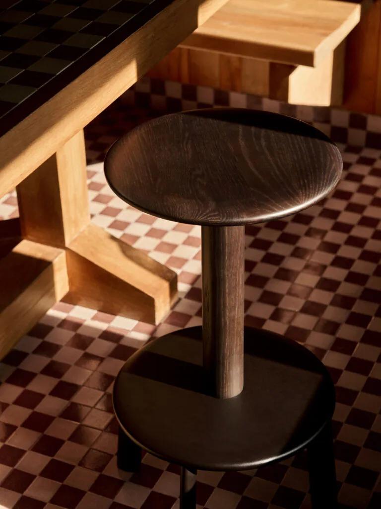 A graphically striking design with an anchoring sense of stability, Anderssen & Voll’s new Massif bar and counter stools denote a totemic silhouette in a compact form. Rich in materiality, the stool is complemented by the smooth swivel function of a