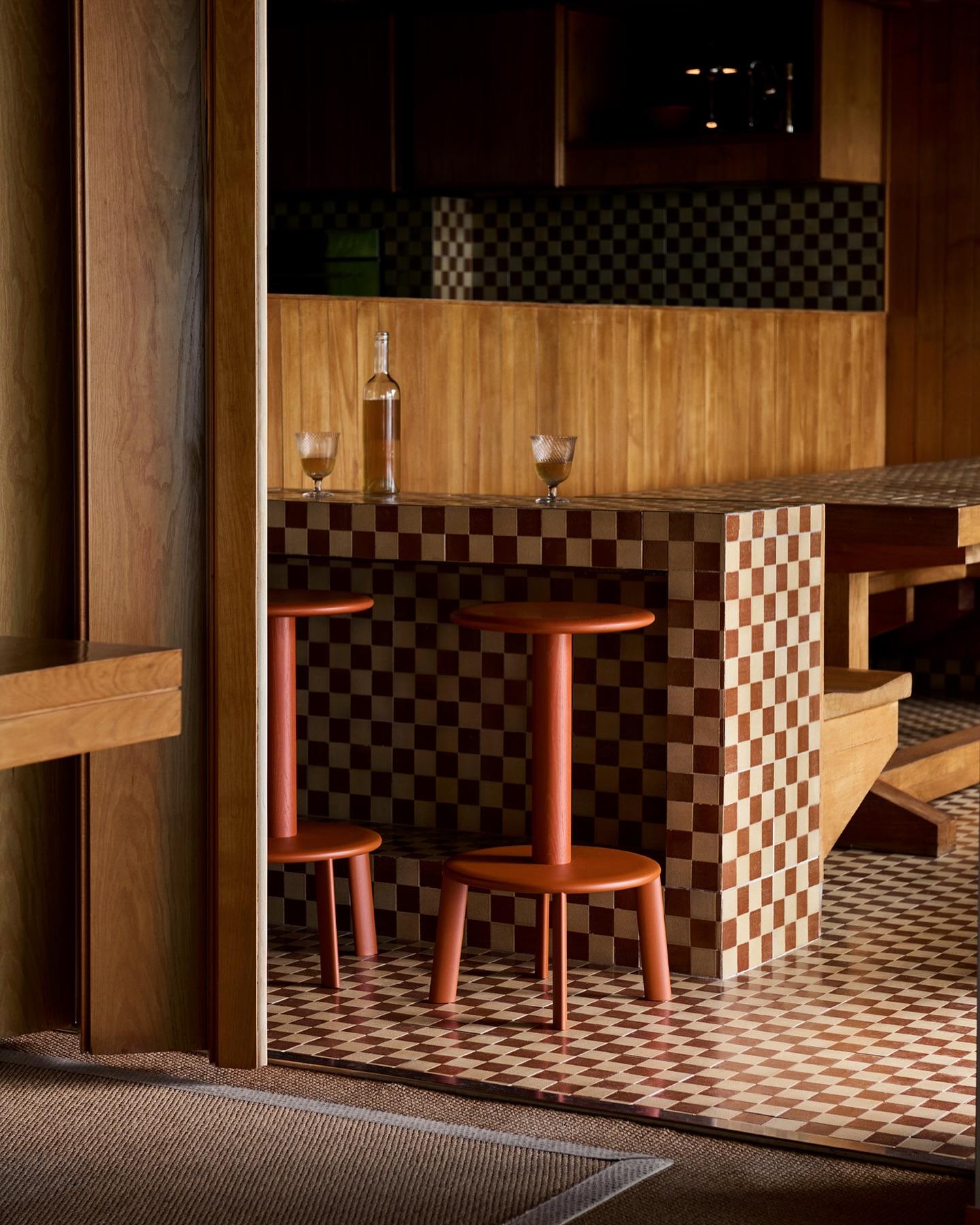 A graphically striking design with an anchoring sense of stability, Anderssen & Voll’s new Massif bar and counter stools denote a totemic silhouette in a compact form. Rich in materiality, the stool is complemented by the smooth swivel function of a