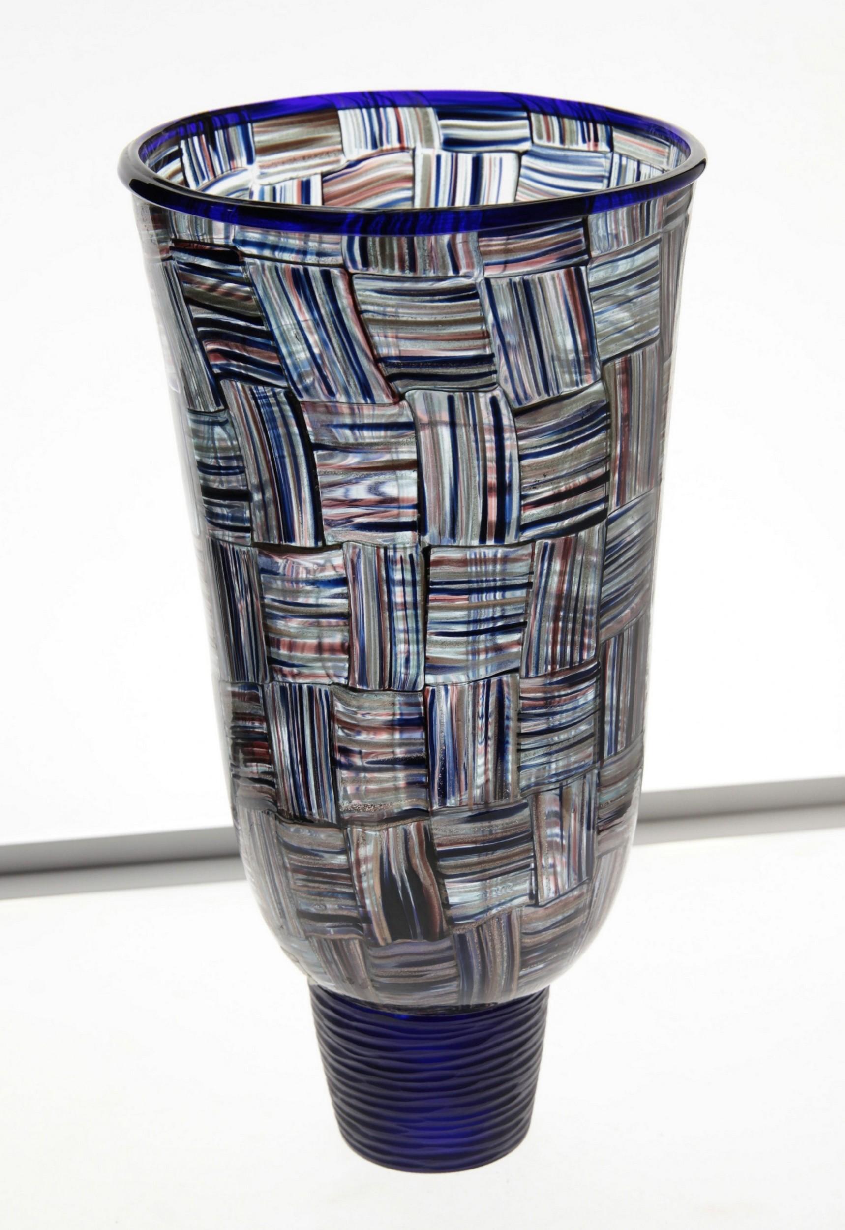 A splendid vase from Pauly showroom. It's made with the piera (roll up) technique with a combination of fettucce (bands) made of several thin bands of avventurina in different color.
The classic avventurina color (sort of brown), cobalt avventurina