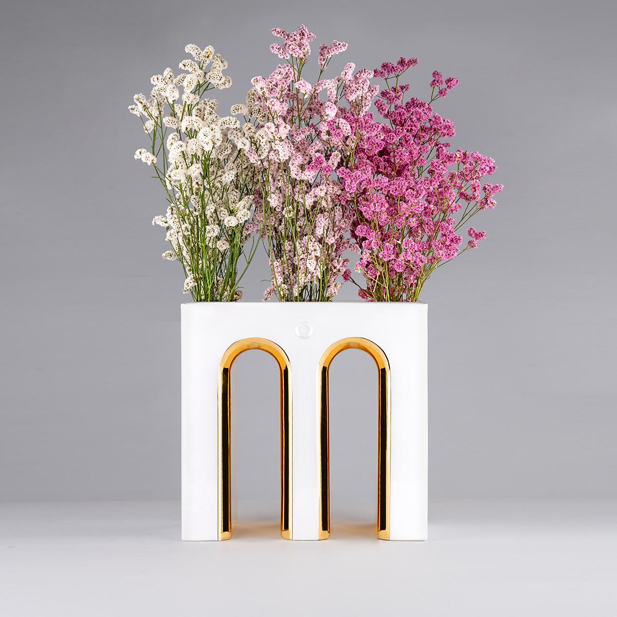 Moderne Vase à fleurs artisanal en céramique blanche et détails en or 24 carats de Massimo en vente