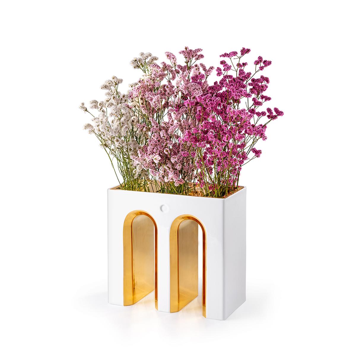 italien Vase à fleurs artisanal en céramique blanche et détails en or 24 carats de Massimo en vente