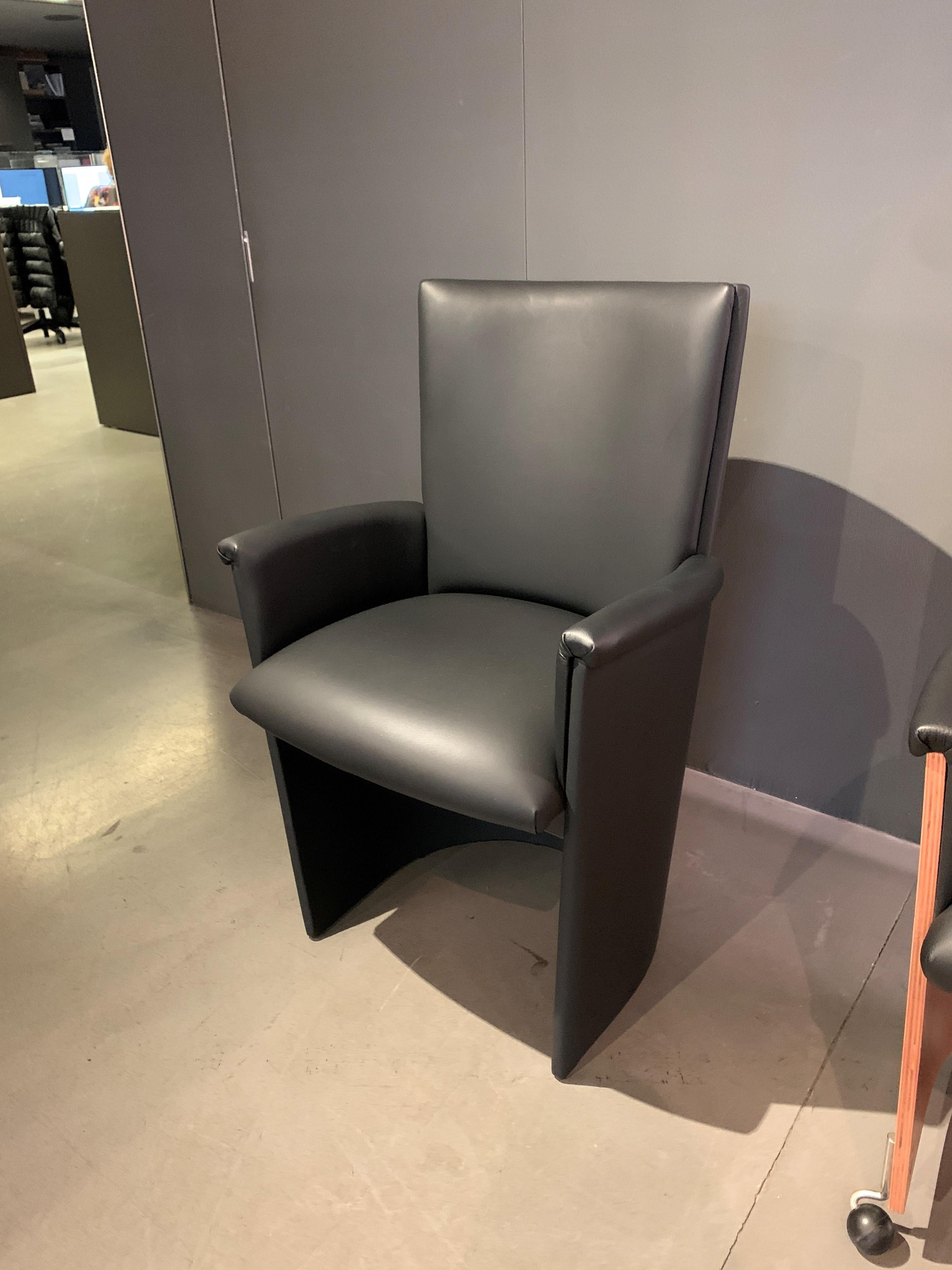 Ein Sessel aus schwarzem Leder, entworfen von Massimo und Lella Vignelli für Bernini.  Sowohl Sitz als auch Rückenlehne sind mit schwarzem Leder bezogen. 