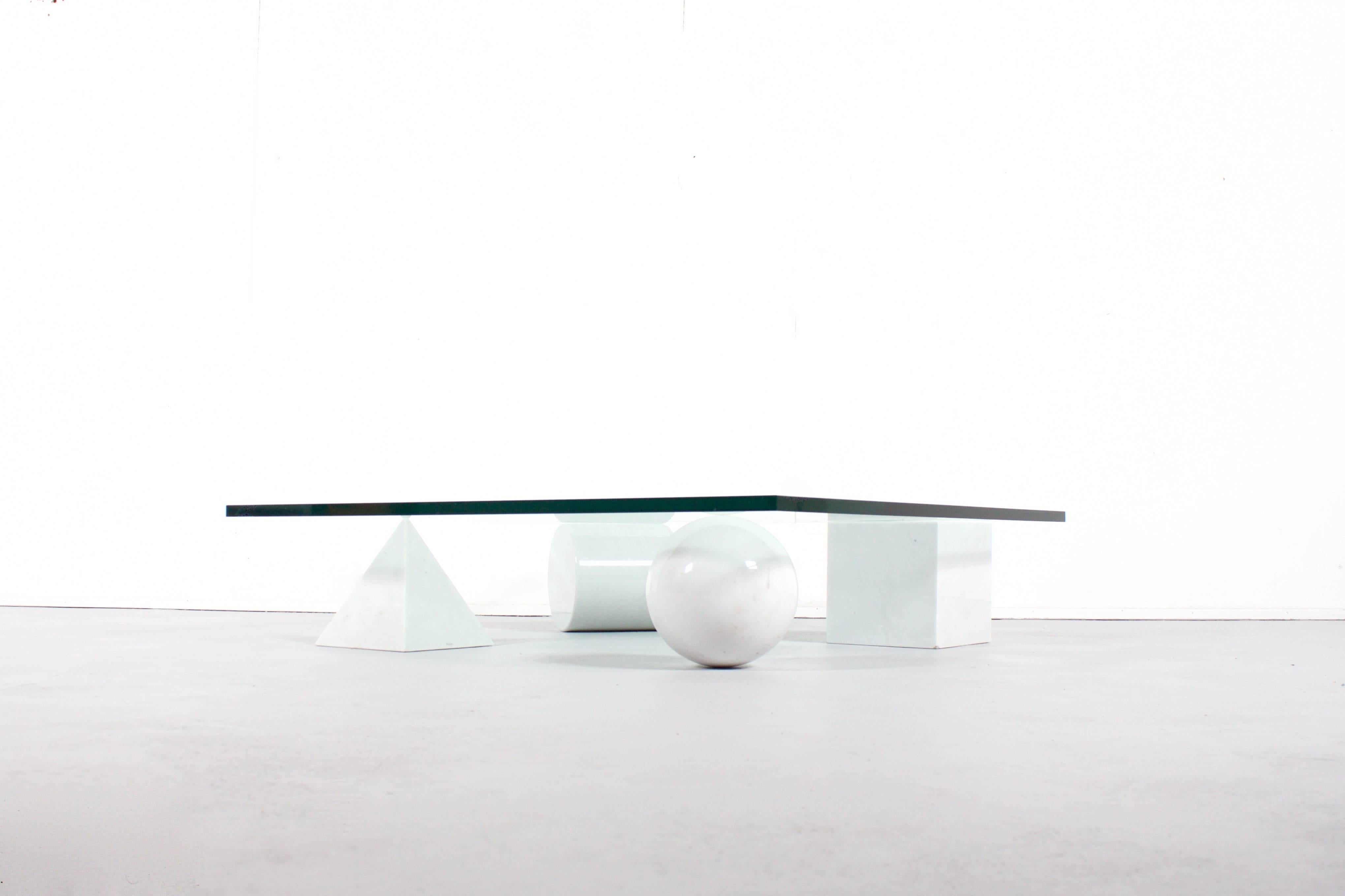 Impressive Metaphora coffee table in very good condition.

This coffee table is designed by Massimo & Lella Vignelli in 1979

Four forms of the Euclidean geometry, the cube, the cylinder, the sphere and the pyramid, made of Carrara marble, represent