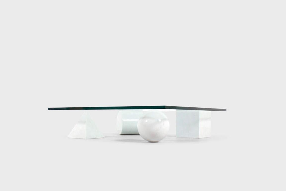 Impressive Metaphora coffee table in very good condition.

This coffee table is designed by Massimo & Lella Vignelli in 1979

Four forms of the Euclidean geometry, the cube, the cylinder, the sphere and the pyramid, made of Carrara marble, represent