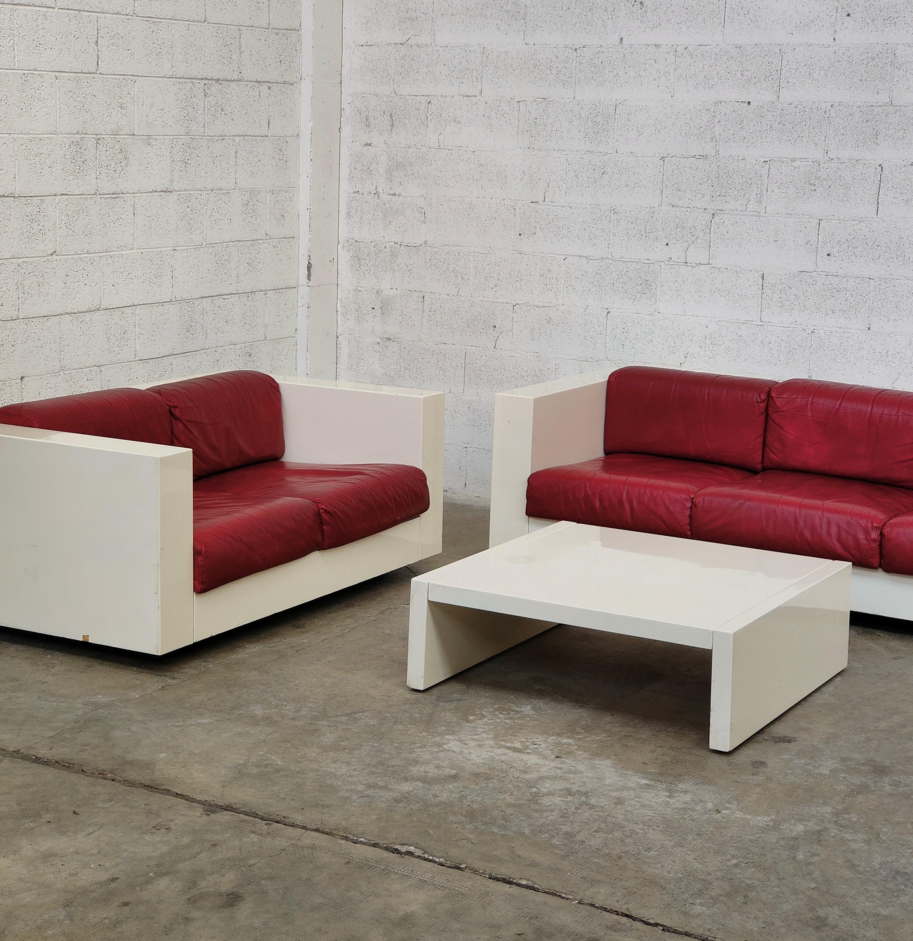 Exceptional Saratoga set designed by Massimo and Lella Vignella, produced by Poltronova, Italy 1960s.
A beautiful living room set composed of two sofas (three-seater/two-seater) and a coffee table model Saratoga.
The sofas present a white