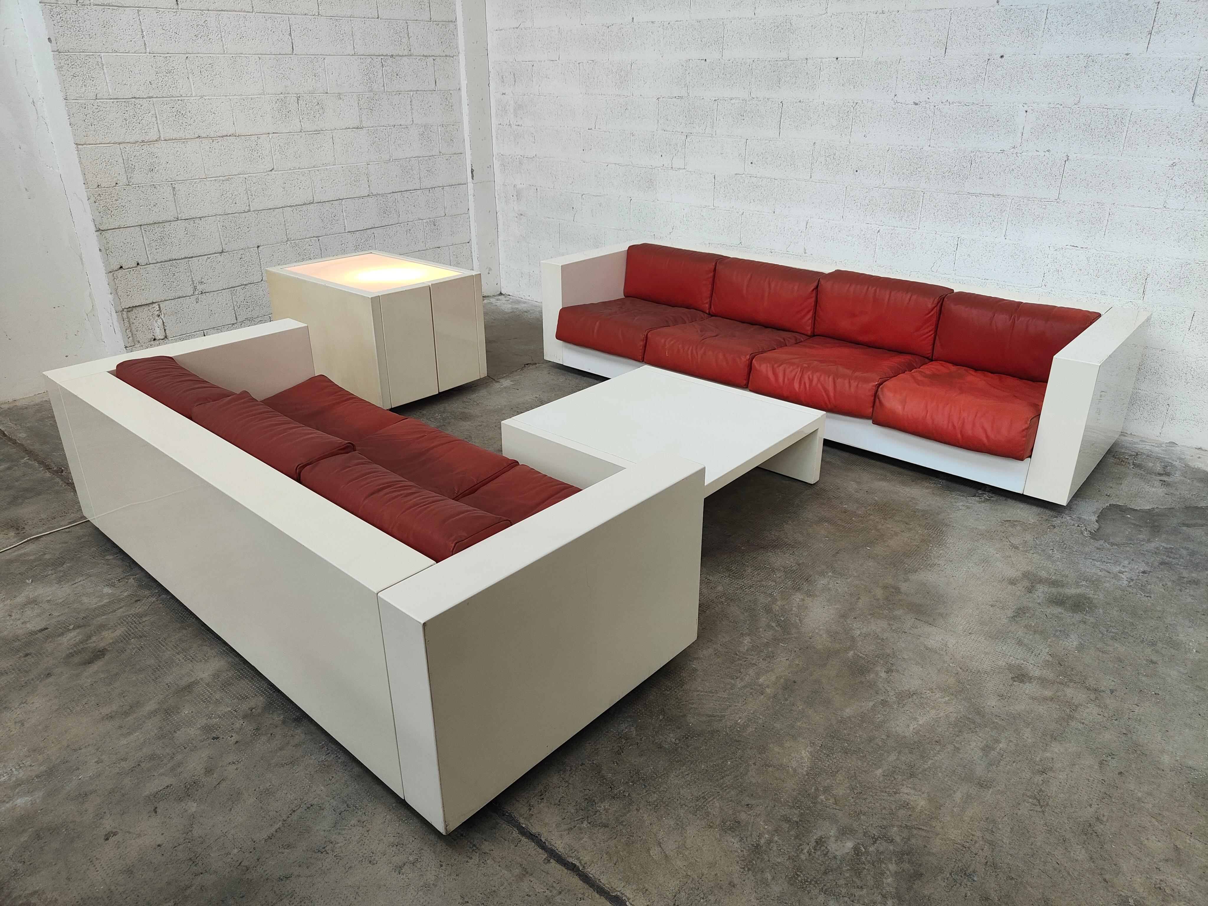 Exceptional Saratoga set designed by Massimo and Lella Vignella, produced by Poltronova, Italy 1960s.
A beautiful living room set composed of two sofas (three-seater/four-seater), a coffee table and ailluminated cabinet model Saratoga.
The sofas